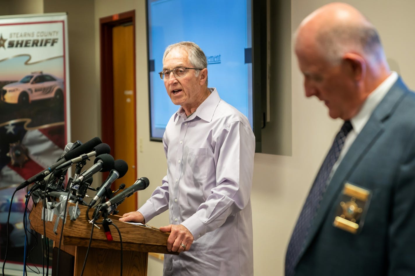 Al Garber, the FBI investigator who supervised the original Jacob Wetterling abduction case in 1989, stepped to the podium to challenge the account of Sheriff Don Gudmundson, right.