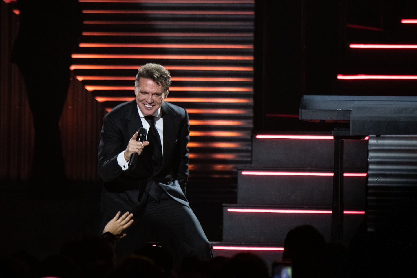 Review: Mexican music hero Luis Miguel channels Elvis in triumphant Target Center show - Vimarsana News