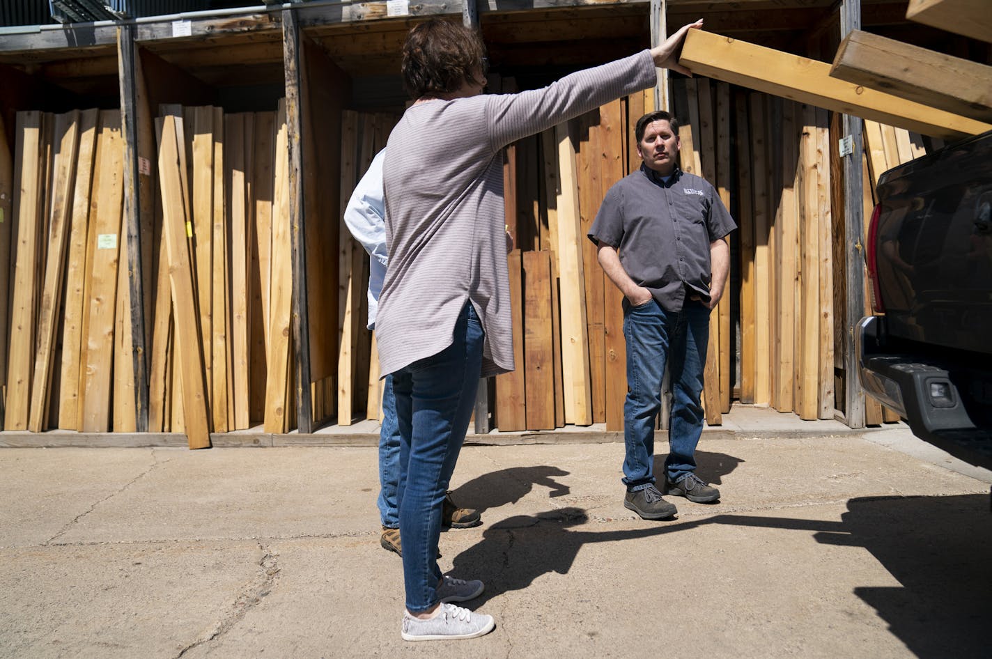 Owner Tom Siwek helped customers Nan and Steve Brown (behind Nan) buy wood for a raised garden bed at Siwek Lumber in Northeast Minneapolis, Minn., on Thursday, April 25, 2019. ] RENEE JONES SCHNEIDER &#xa5; renee.jones@startribune.com