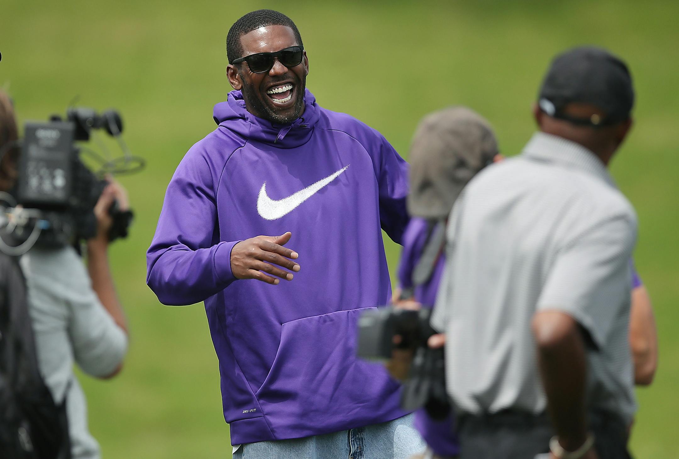 Former Minnesota Viking Randy Moss shared some laughs with players and staff on the practice field at Winter Park, Wednesday, June 14, 2017 in Eden Prairie, MN. Legendary wide receivers Randy Moss and Ahmad Rashad made a surprise visit before they were inducted in the club's Ring of Honor.