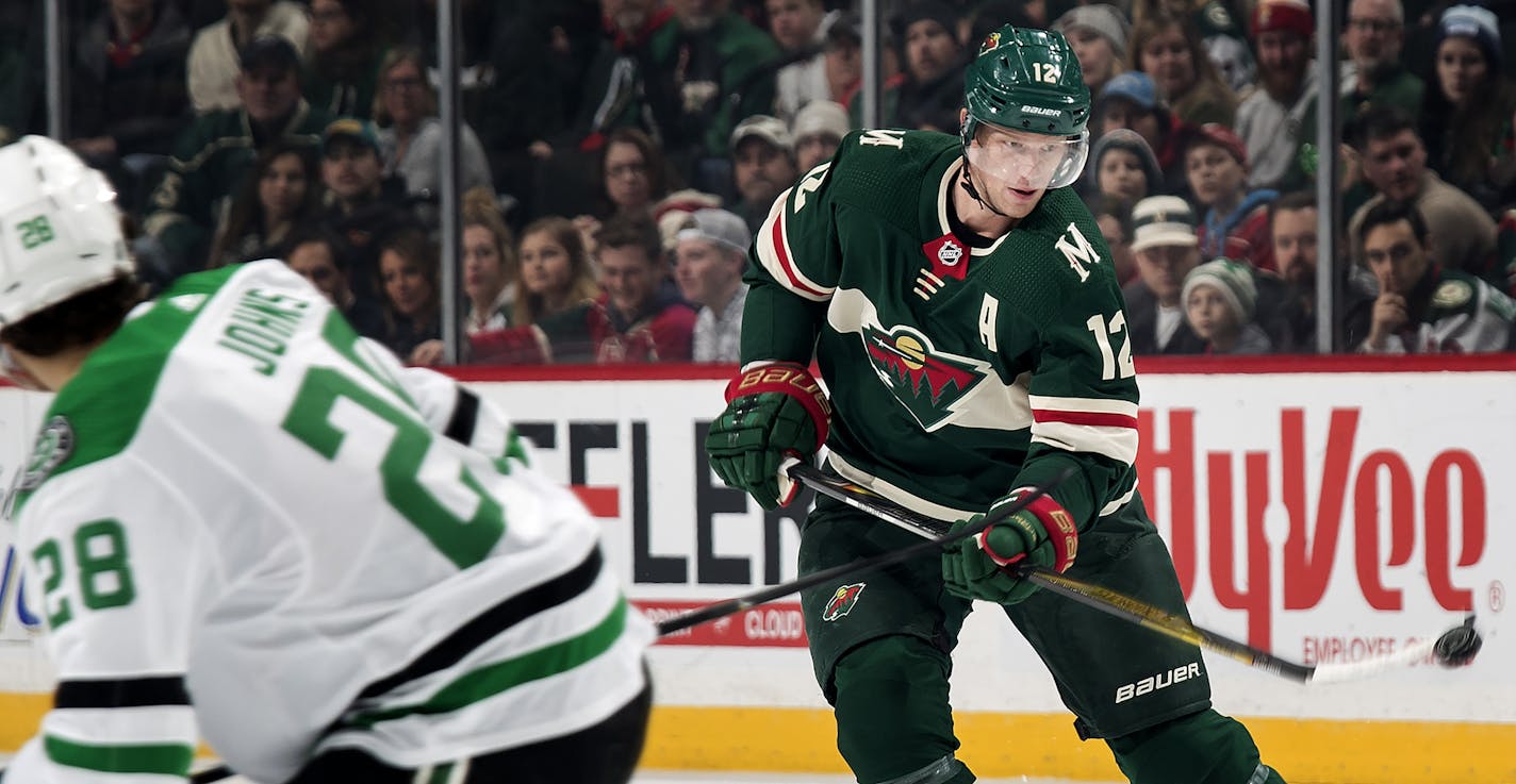 The Minnesota Wild's Eric Staal (12) tries to get control of the puck in the first period against the Dallas Stars on Wednesday, Dec. 27, 2017, at the Xcel Energy Center in St. Paul, Minn. (Carlos Gonzalez/Minneapolis Star Tribune/TNS) ORG XMIT: 1219649