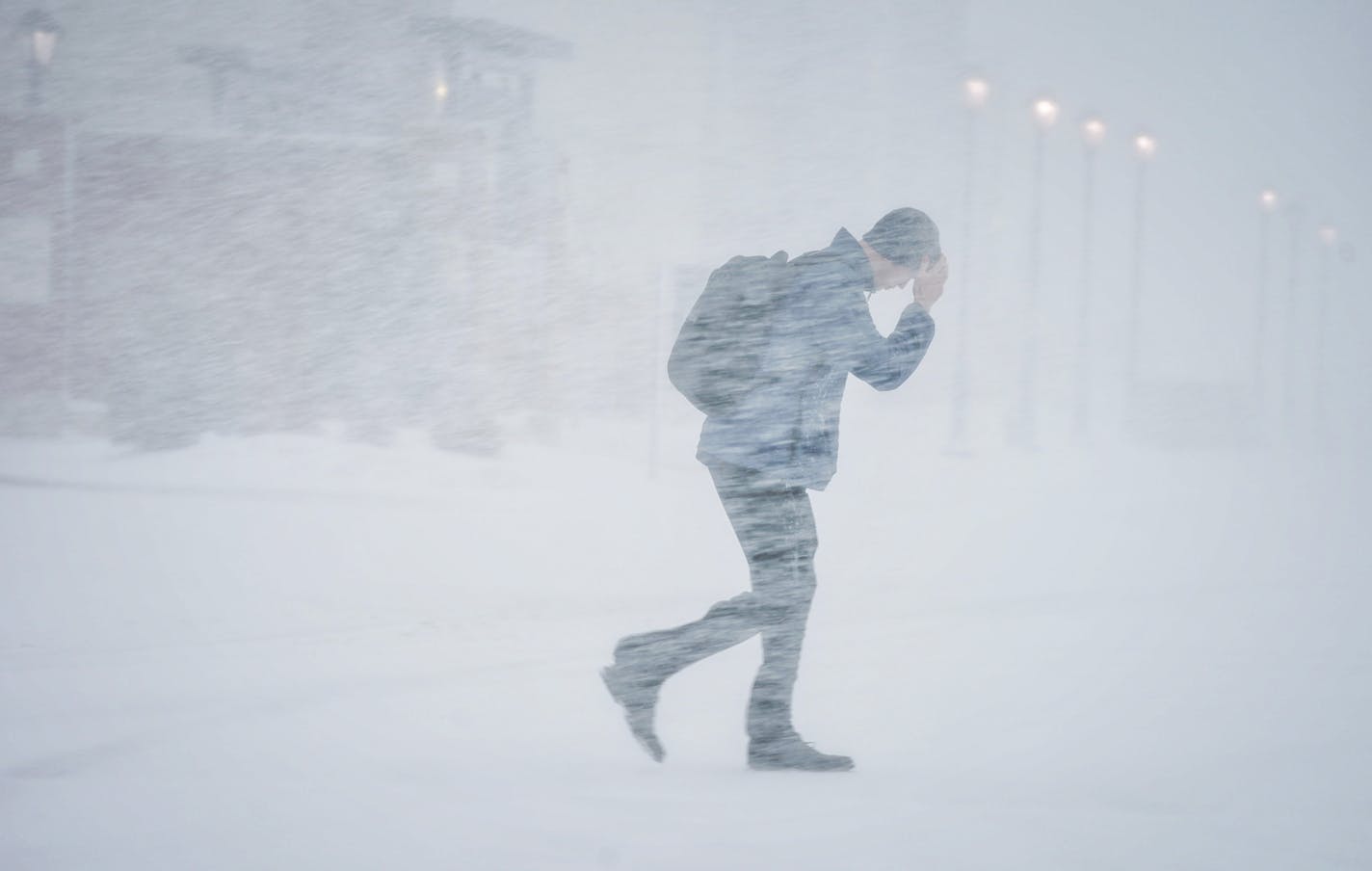 Customers tried to protect themselves from blowing snow in the parking lot of the Twin Cities Premium Outlets in Eagan. A winter storm was late in coming but hit the Twin Cities hard Monday afternoon. ] GLEN STUBBE &#xa5; glen.stubbe@startribune.com Monday, March 5, 2018