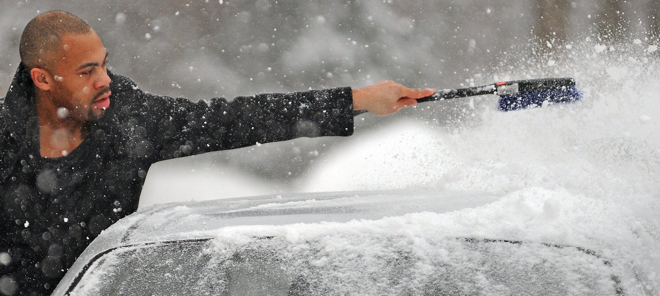 Jay Kelly brushed off about 3 inches of snow of of his car while heading off to work in South Minneapolis Richard.Sennott@startribune.com Richard Sennott/Star Tribune. , Minneaplois Minn.Monday 3/18/13) ** (cq)