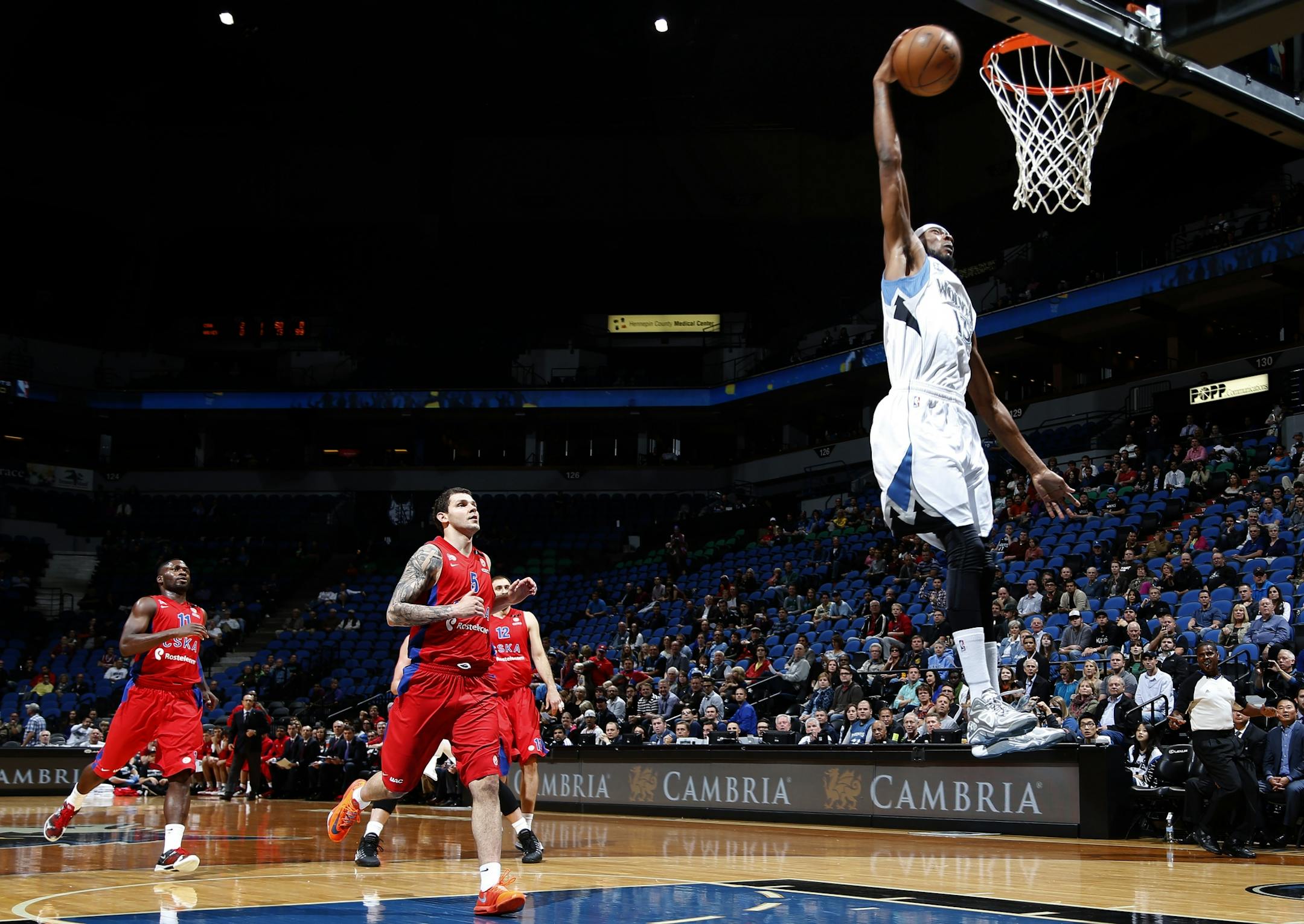 Corey Brewer (13) dunked the ball in the first quarter.