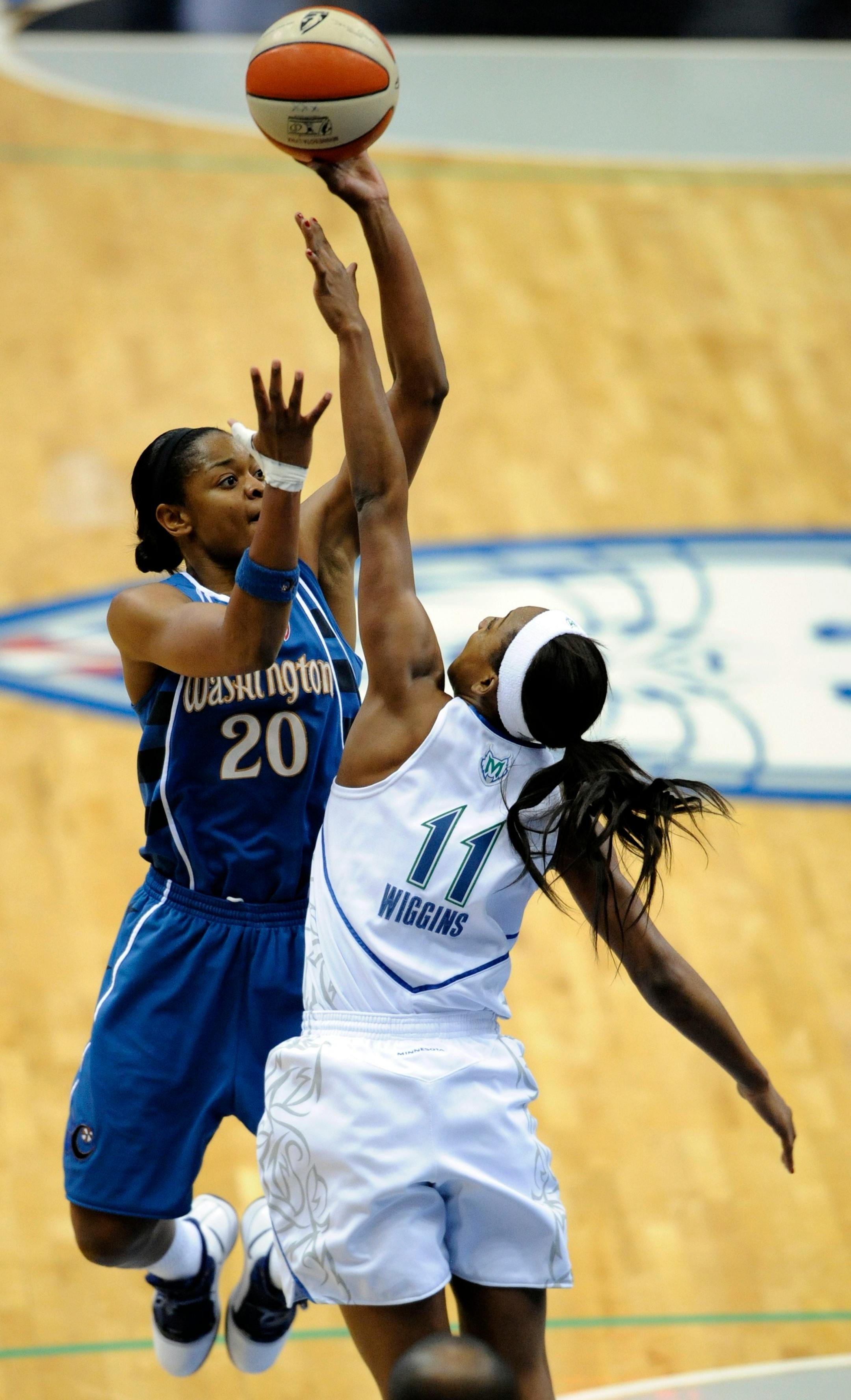 The Lynx's Candice Wiggins (right) made it tough on Washington's Alana Beard during the first quarter of Minnesota's 96-94 overtime victory Tuesday.