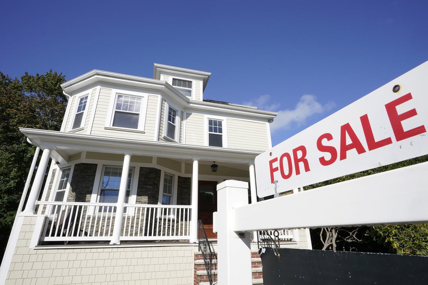 A for sale sign stands in front of a house, Tuesday, Oct. 6, 2020, in Westwood, Mass. (AP Photo/Steven Senne) ORG XMIT: MER0cfaaf7de4747a0f0f36c7ec78b25