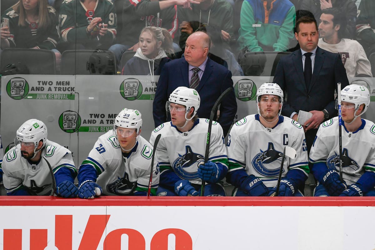 Boudreau returns to Minnesota with his Canucks in playoff contention