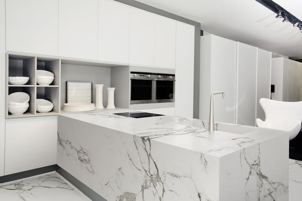 It looks like a solid block of marble, but each side of this kitchen peninsula was made from a single slab of Dekton’s Aura. The large tiles were also used for the floor.