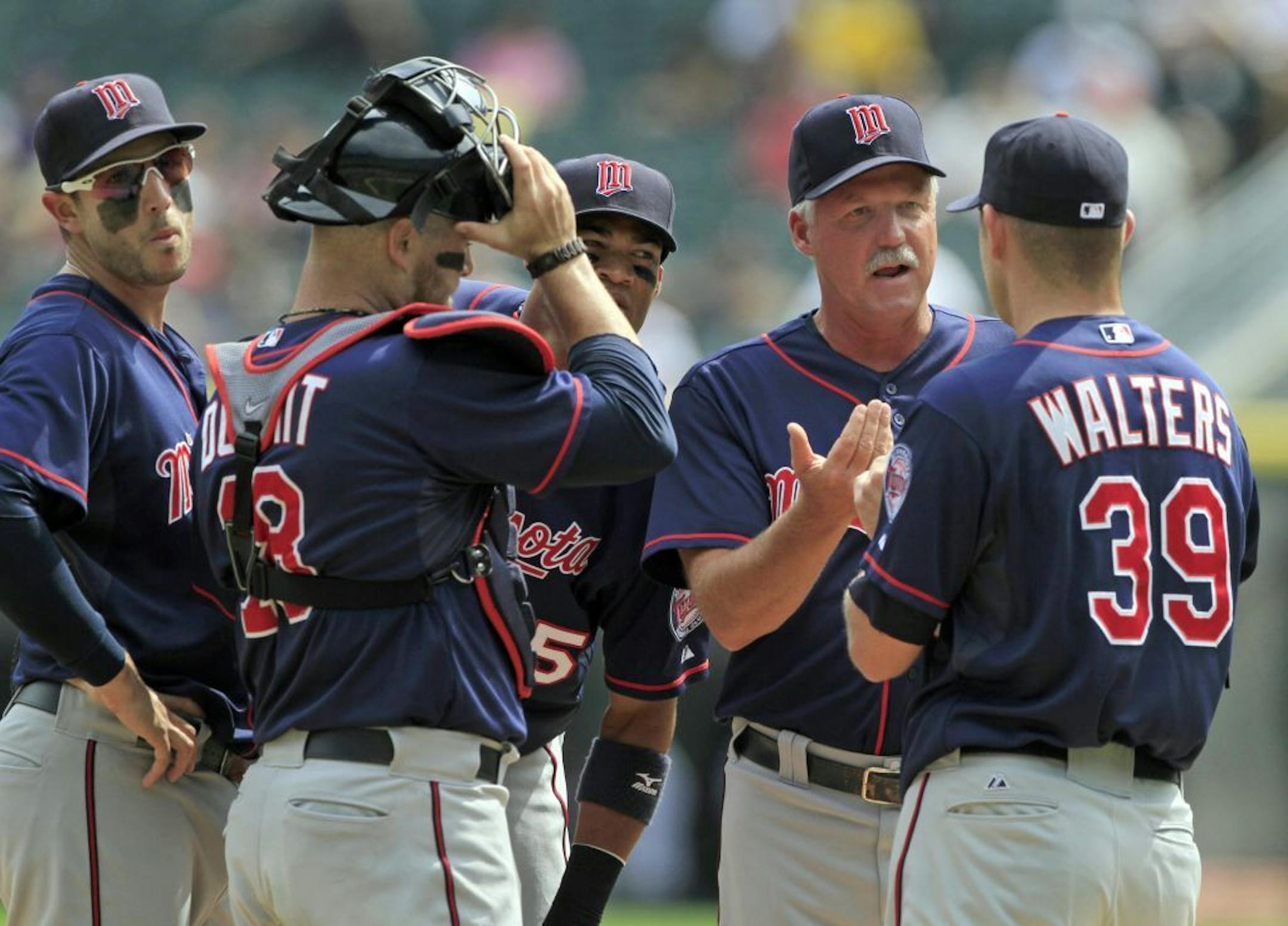 Twins' pitching coach Rick Anderson (second from right).