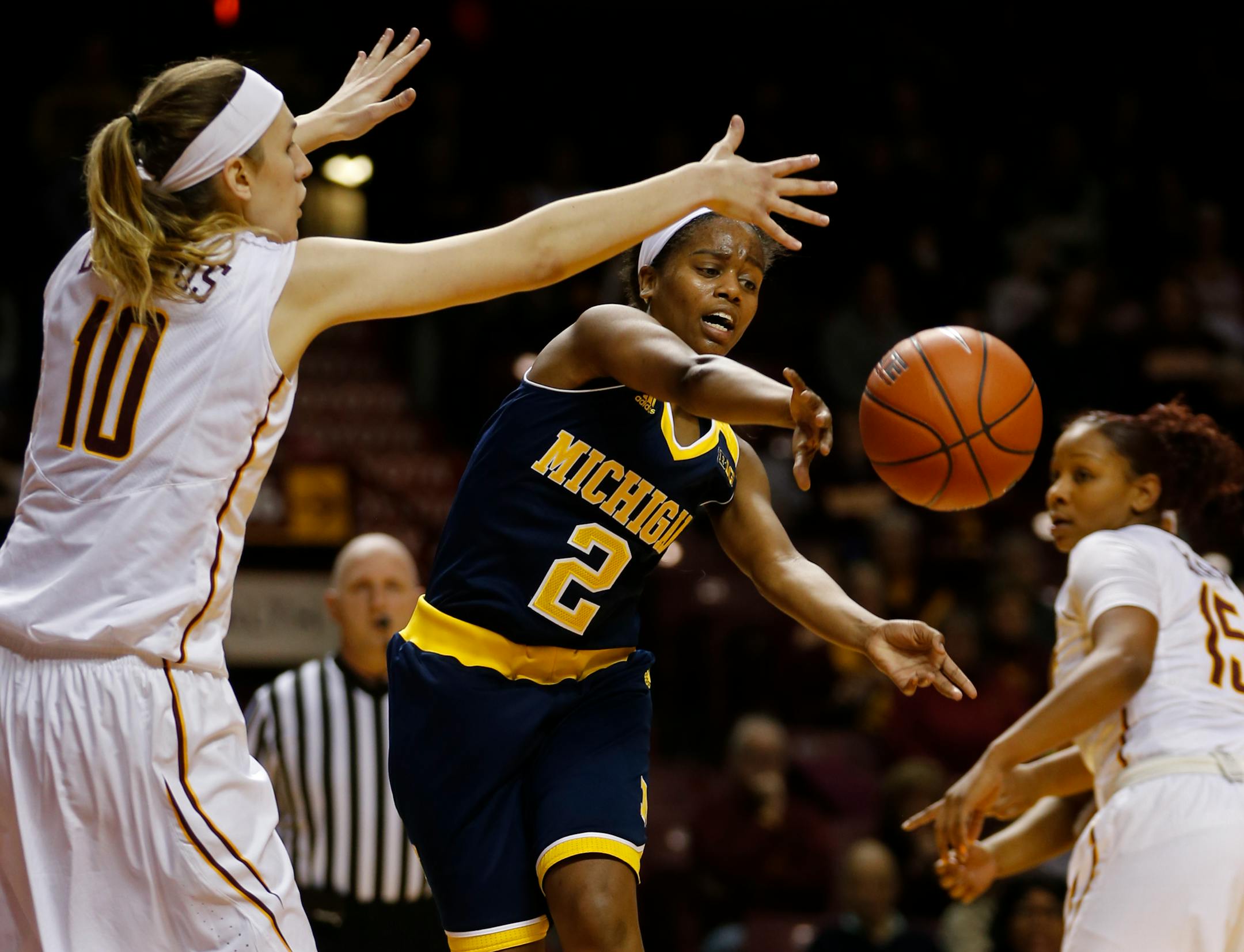 The Gophers' Jessie Edwards (10) guarded the passing lane as Siera Thompson (2) dished off to a teammate Sunday at Williams Arena.