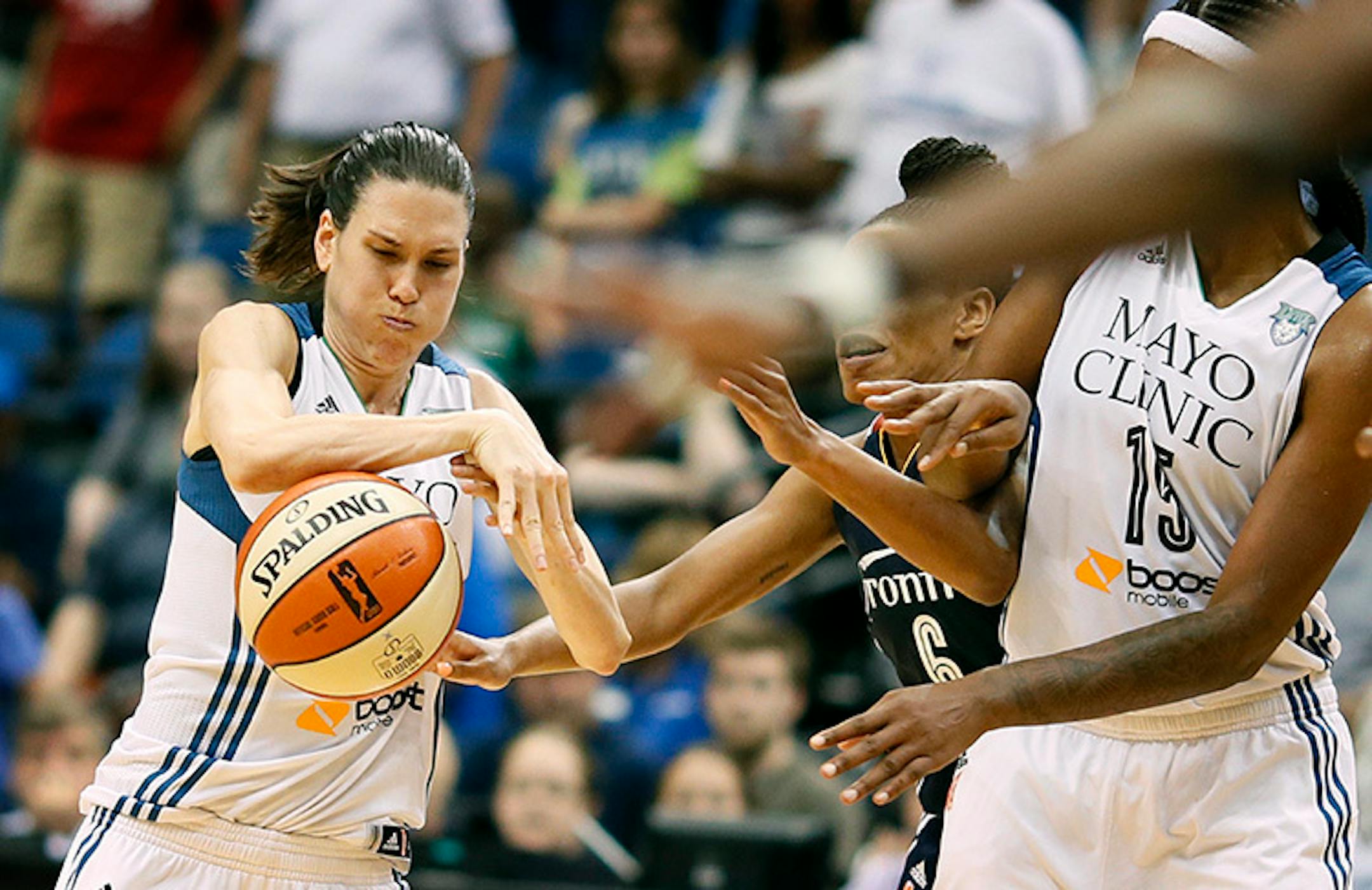 Lynx guard Anna Cruz (left)