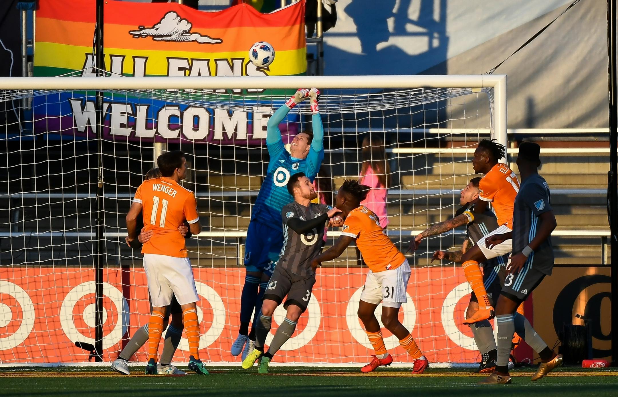 Minnesota United goalkeeper Bobby Shuttleworth (33) made a save off a corner kick in the first half Saturday against the Houston Dynamo.