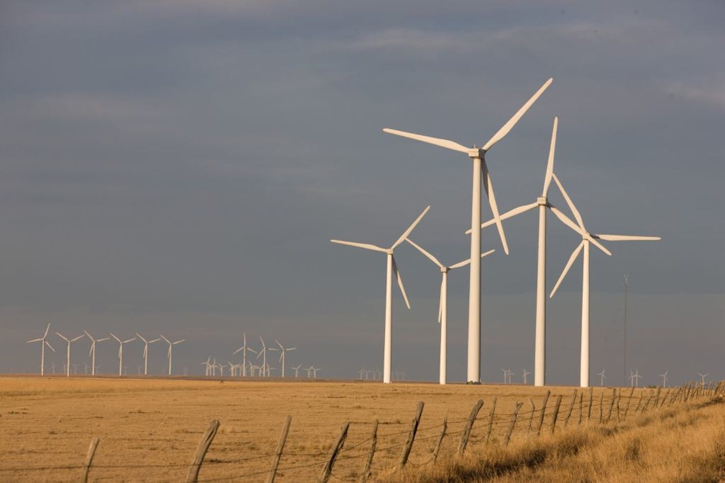 1.5 Megawatt wind turbines sit in a field at sunrise just south of Lamar, Colorado, U.S., on Friday, Nov. 6, 2009. The 162 megawatt (MW) Colorado Green Wind Power Project is a jointly owned by Iberdrola Renewables and Shell WindEnergy. Power produced at the facility is being purchased by Xcel Energy to serve its Colorado based customers. Photographer: Matthew Staver/Bloomberg