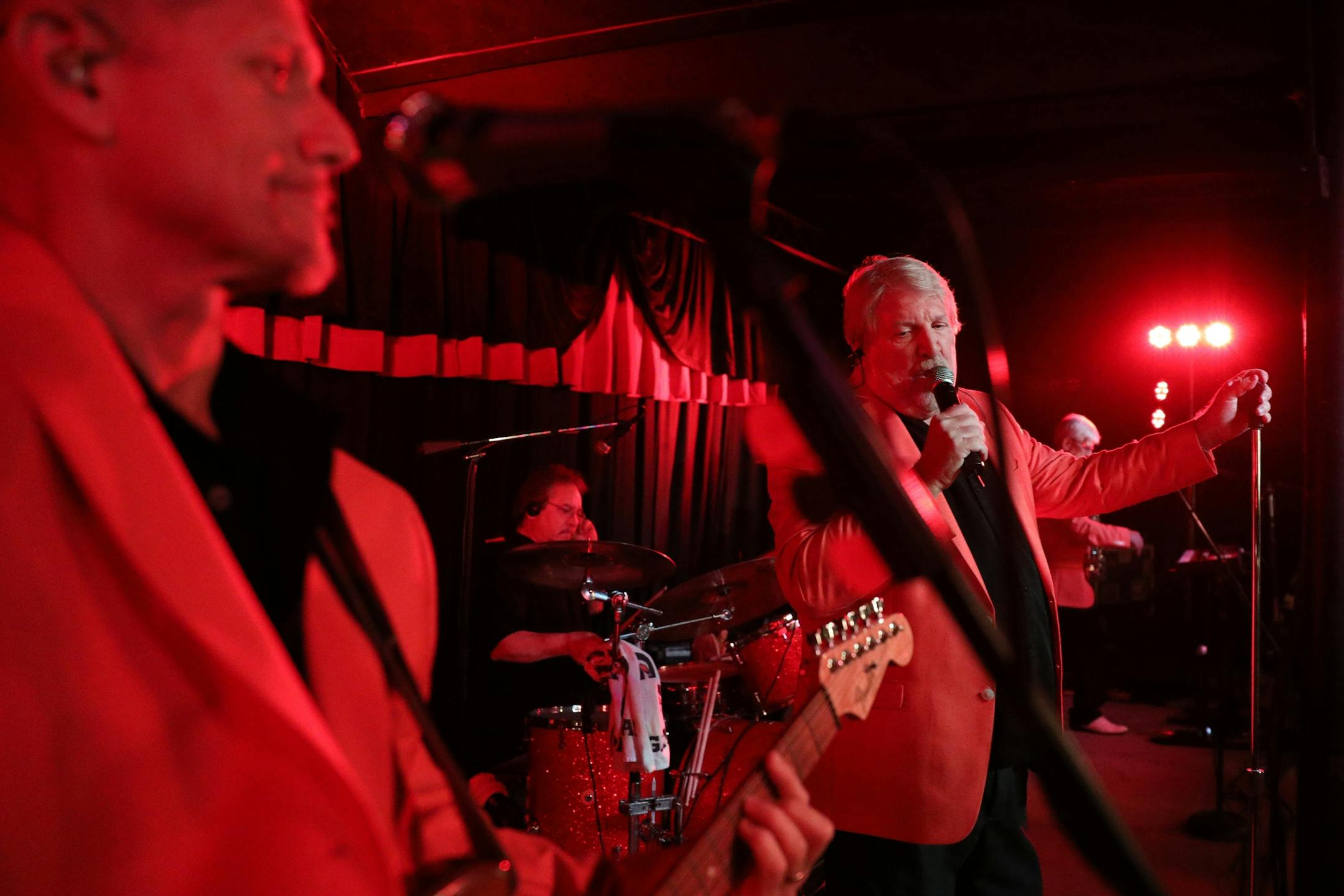 Steve Ghizoni, right, of the Rockin' Hollywoods sang.