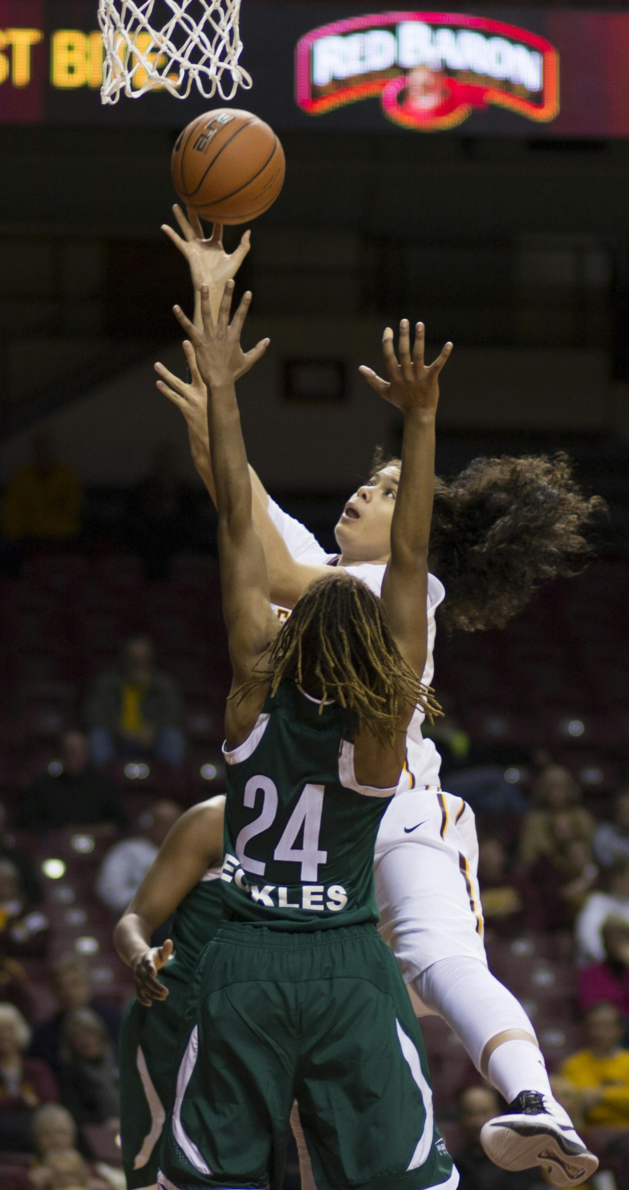 Gopher's Rachel Banham drives past Cleveland State's Alexis Eckles for a layup in the 2nd half. ] Minnesota Gopher Women's Basketball -vs- Cleveland State BRIAN PETERSON • brian.peterson@startribune.com Minneapolis, MN 11/04/14