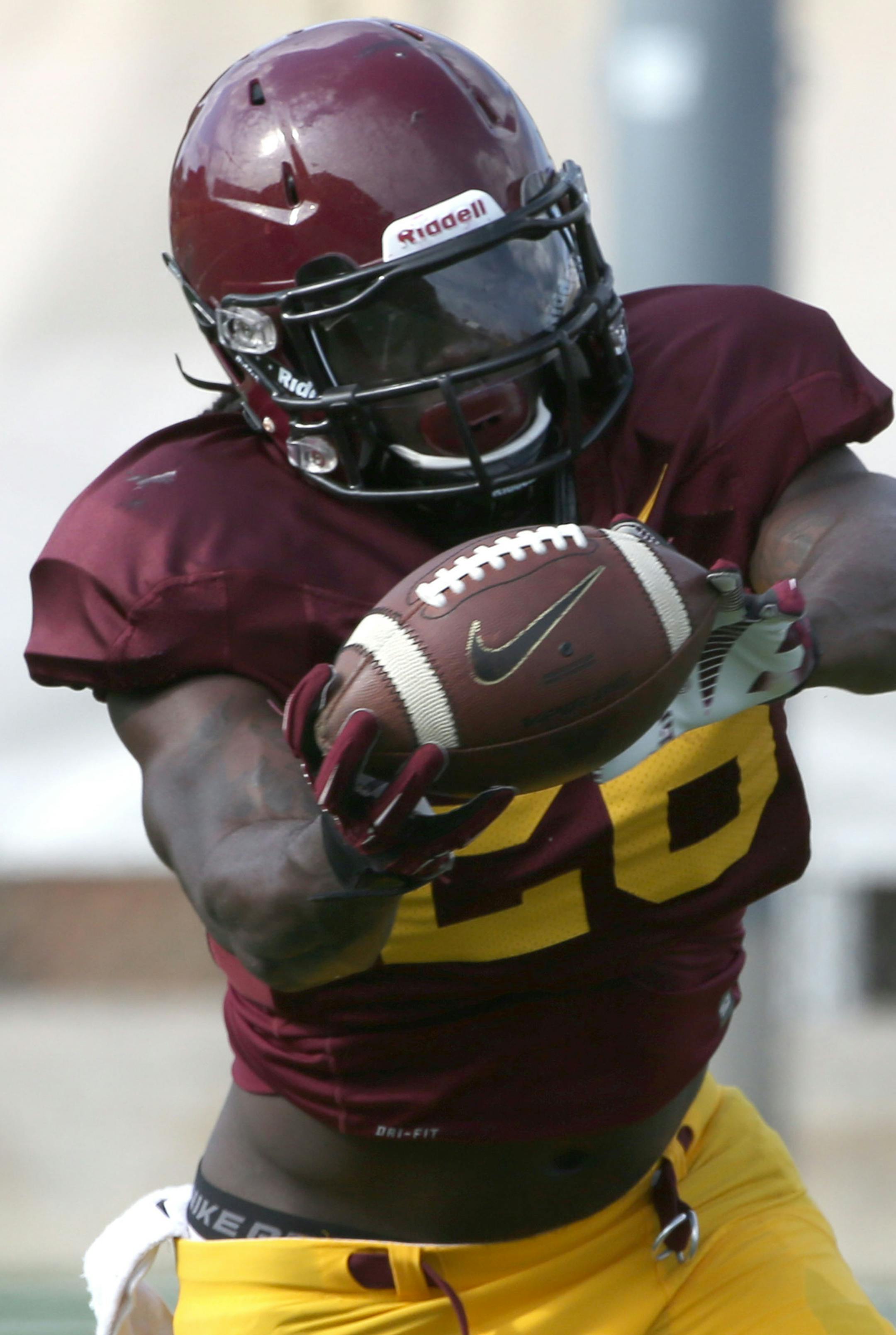 De'Vondre Campbell caught the ball during practice ] (KYNDELL HARKNESS/STAR TRIBUNE) kyndell.harkness@startribune.com During fall practice with the University of Minnesota Golden Gophers football team in Minneapolis, Min. Tuesday, August, 5, 2014.
