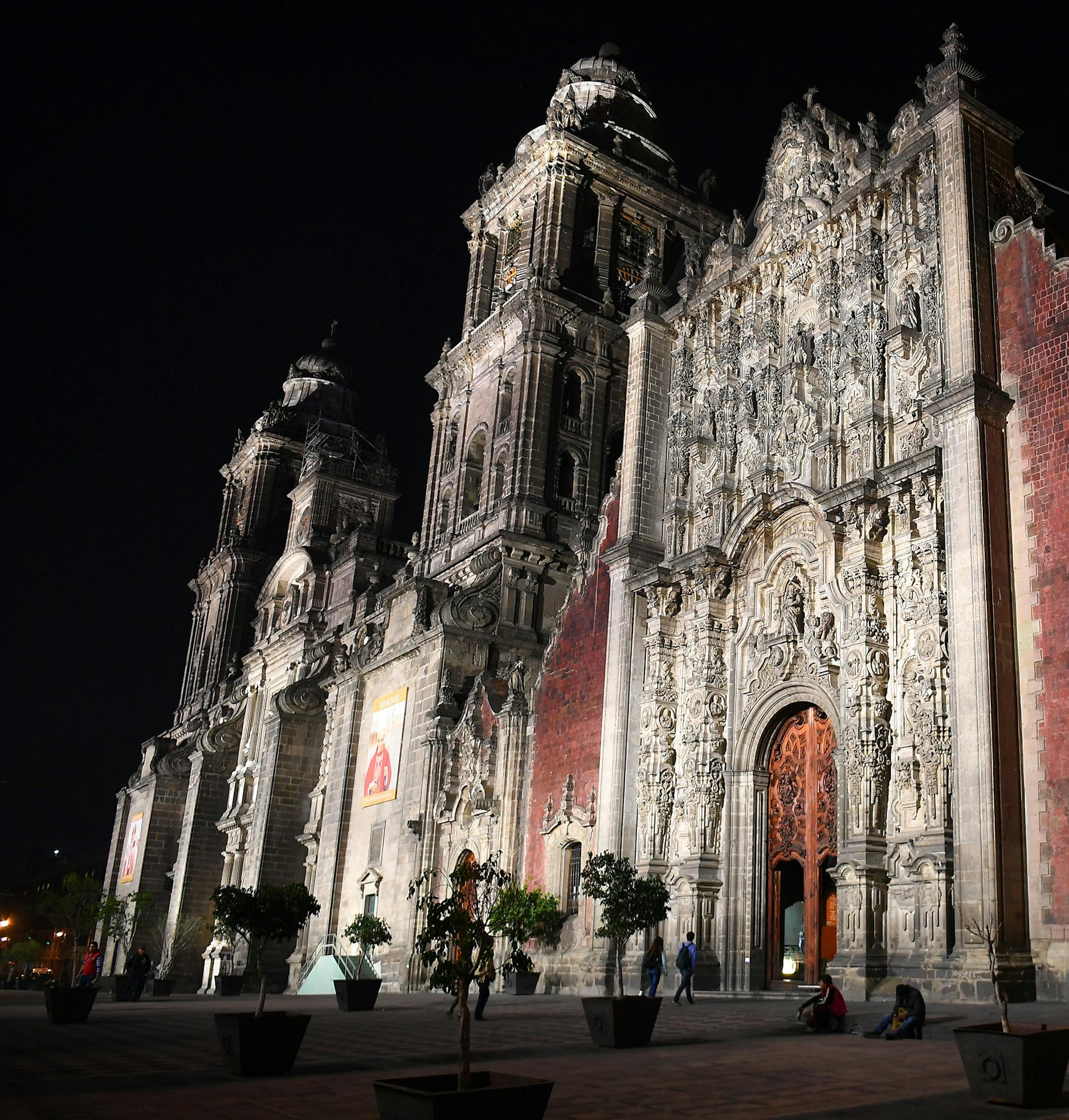 A view outside the Metropolitan Cathedral in Mexico City on February 18, 2018. (Wally Skalij/Los Angeles Times/TNS) ORG XMIT: 1242223