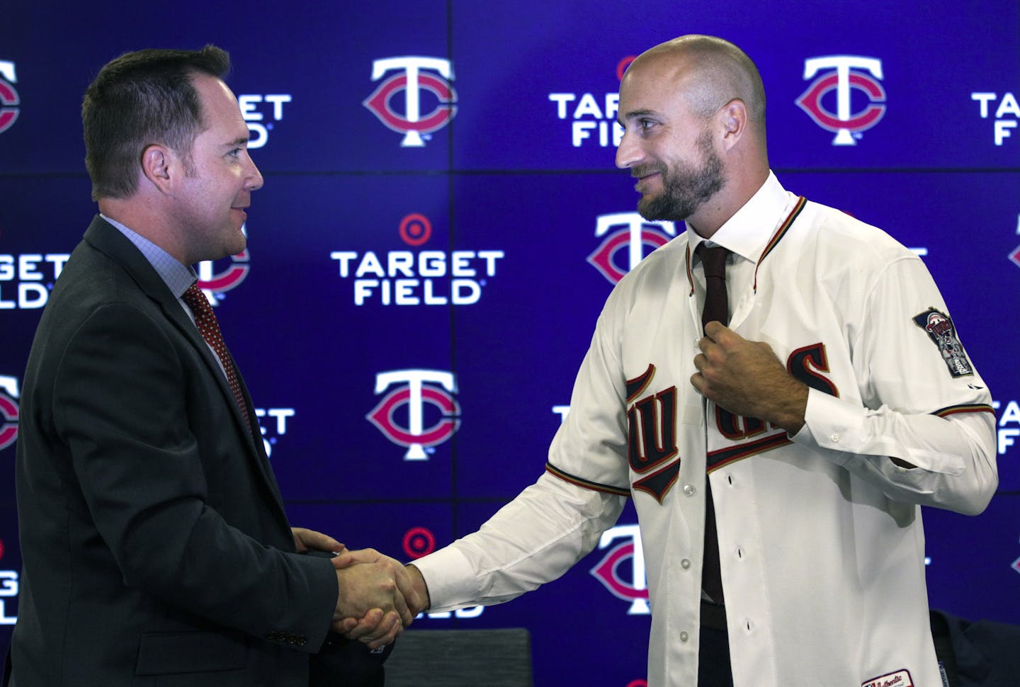 New Twins manager Rocco Baldelli was introduced to the media Thursday afternoon at Target Field. Twins Chief Baseball Officer Derek Falvey shook his hand after putting on a Twins jersey. ] BRIAN PETERSON &#x2022; brian.peterson@startribune.com
Minneapolis, MN 10/25/2018