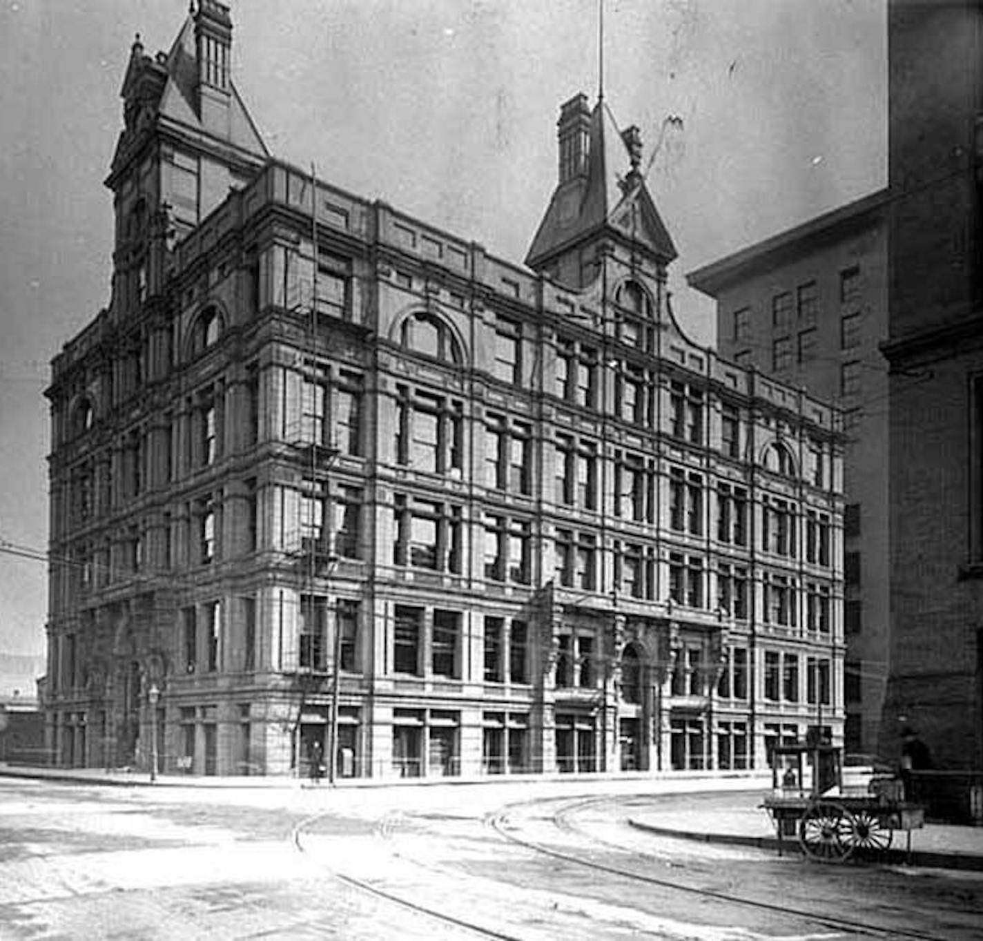 Hodgson and Sons' Chamber of Commerce Building in 1905.