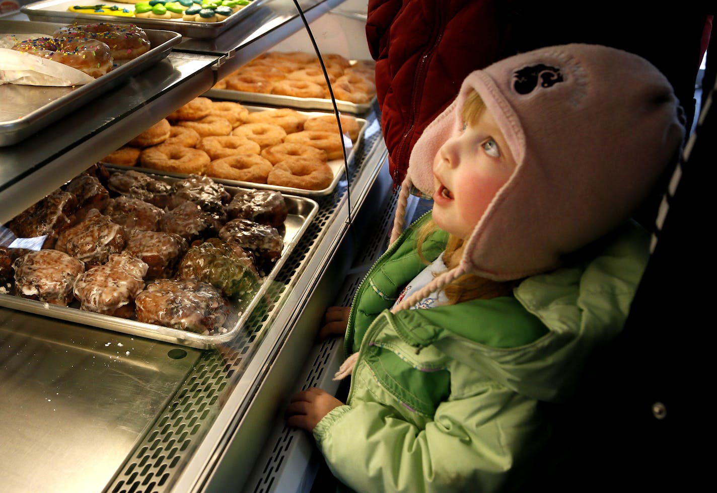 Kathryn Peterson 2 1/2 checked out the fresh donuts with her grandmother Tuesday March 25, 2014 at Hans Bakery in Anoka, Minnesota ]JERRY HOLT jerry.holt@startribune.com