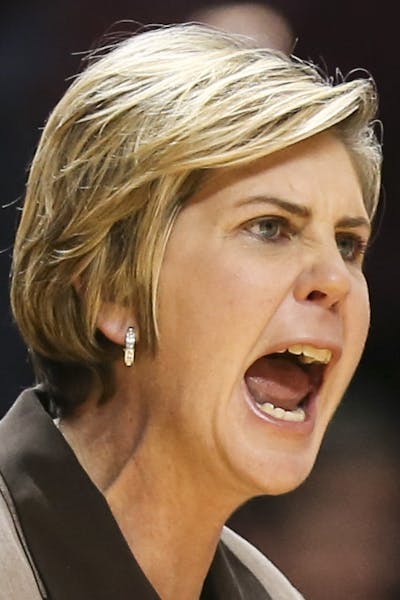 Gophers coach Marlene Stollings during the first half as the Gophers trailed by more than 10 points. ] RENEE JONES SCHNEIDER &#x2022; reneejones@start