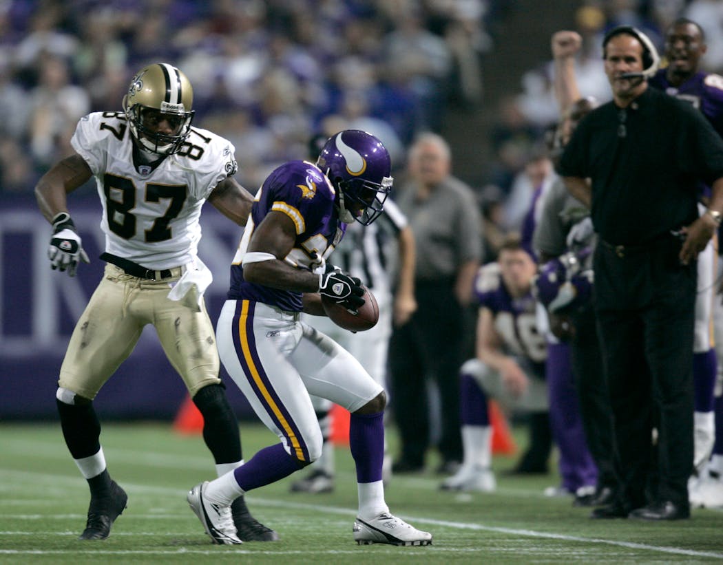 Antoine Winfield Sr. intercepts a pass against New Orleans in 2005. He played for the Vikings from 2004-2012.