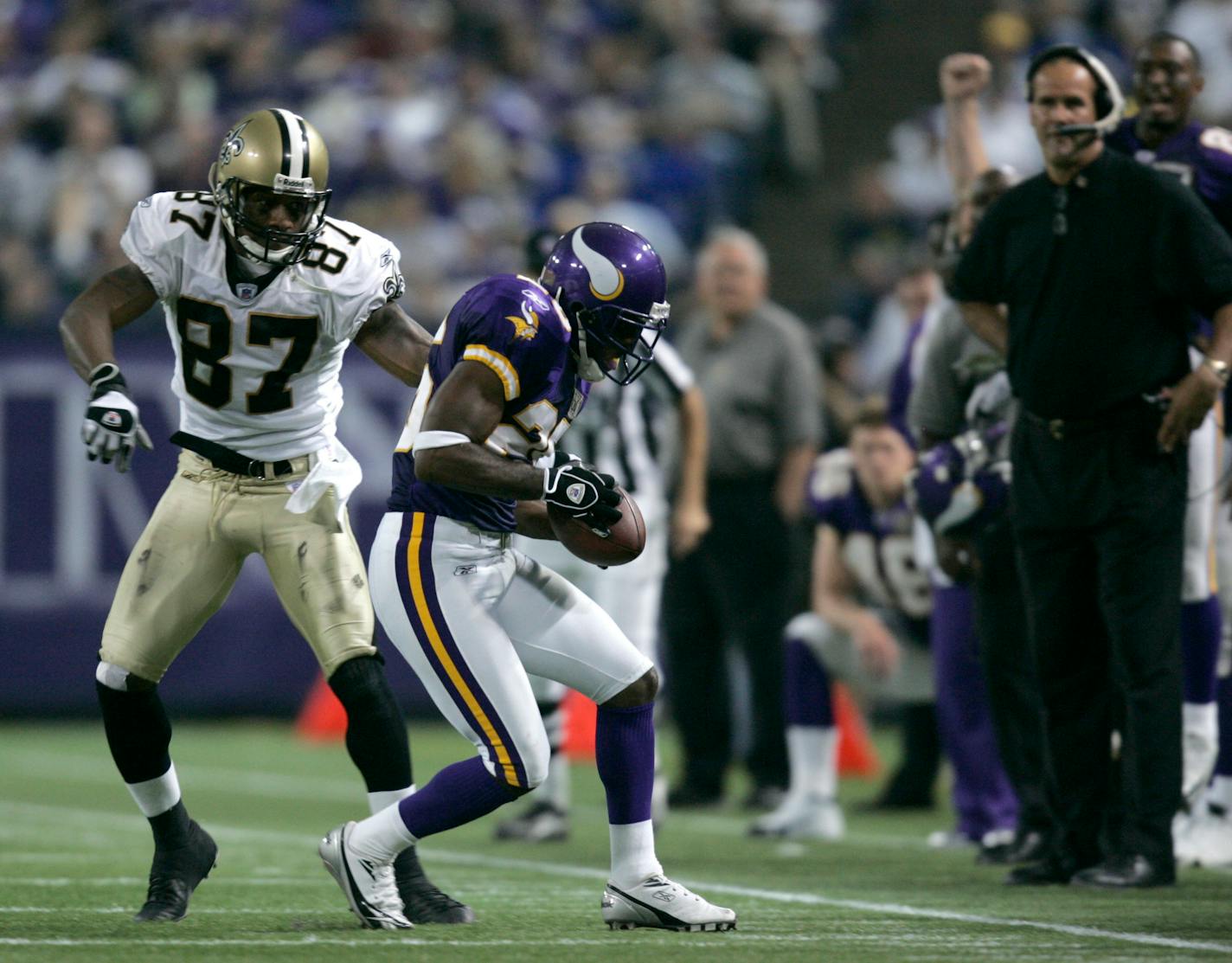 Antoine Winfield (26) stepped in front of the Saints' Joe Horn (87) for a fourth quarter interception.