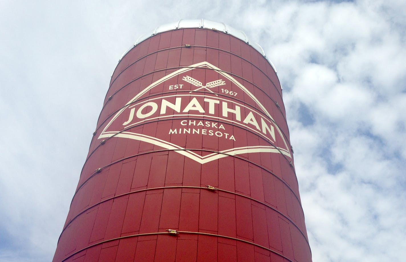 The Jonathan community silo in Chaska is getting a facelift just in time for the Ryder Cup. The silo is an iconic marker for the community. In 2008, the community was listed as having the largest home owner's association in Minnesota. ] Photo: Beatrice Dupuy / Star Tribune 09/27/16 Chaska, MN