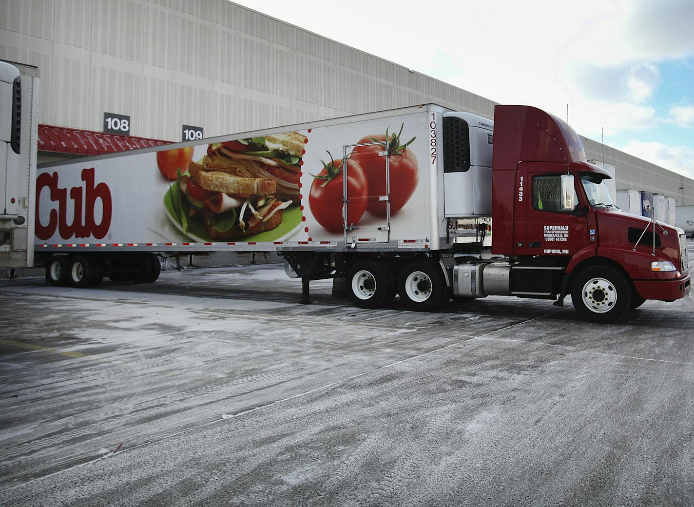 Trailers line up at the loading docks at the Supervalu distribution center in Hopkins, Minnesota, on January 23, 2013. (David Joles/Minneapolis Star Tribune/MCT) ORG XMIT: 1134573 ORG XMIT: MIN1302062256550395