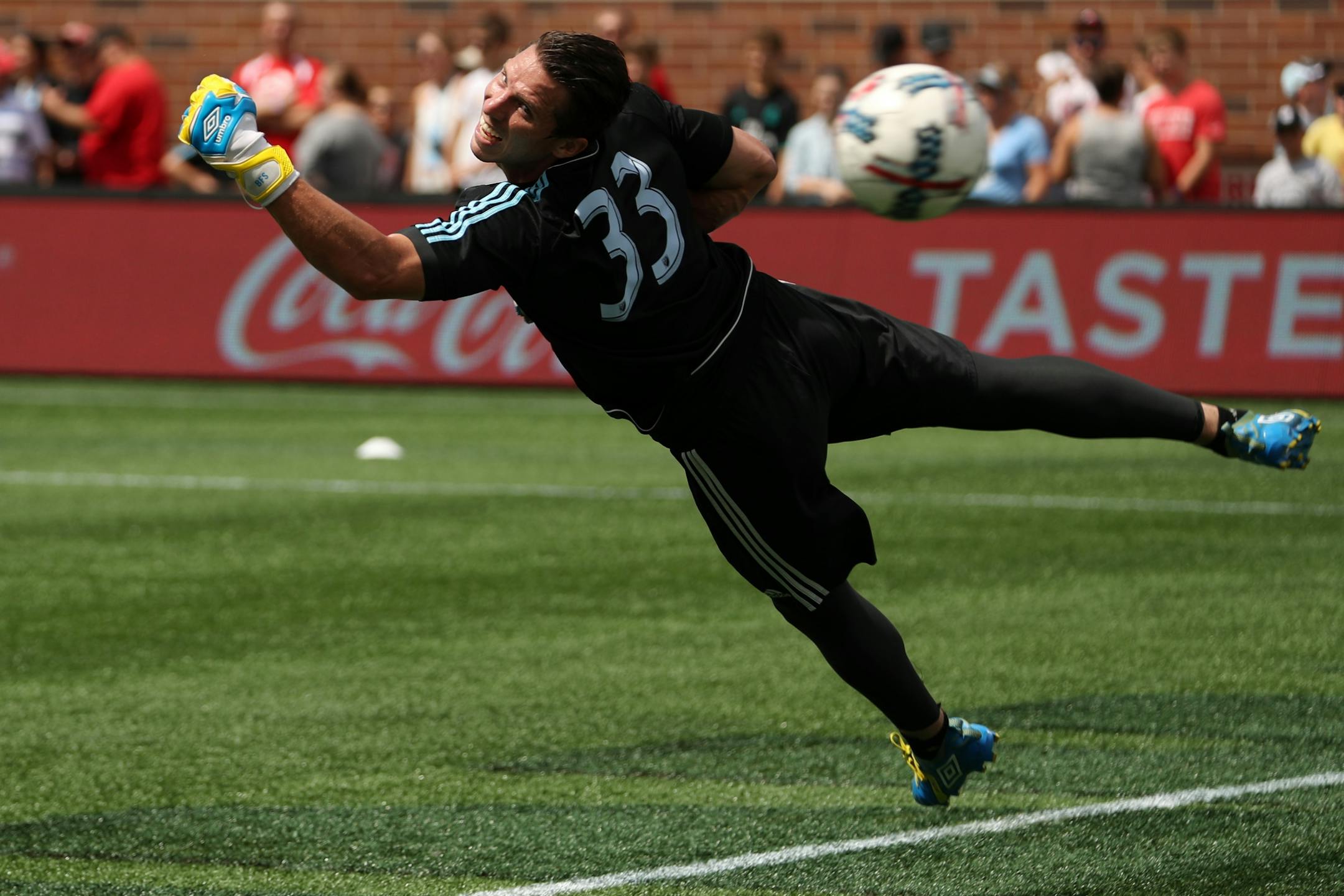 Minnesota United goalkeeper Bobby Shuttleworth (33) watched as a shot went wide during pregame warmups Saturday.