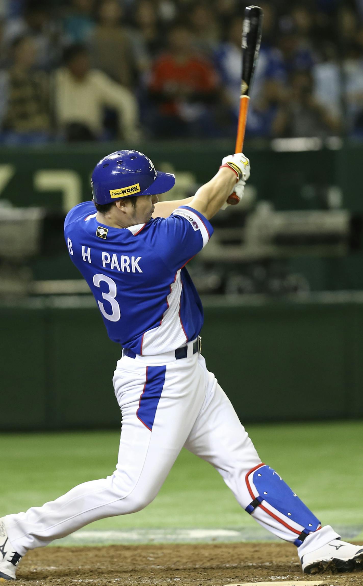 South Korea's Park Byung-ho hits a three-run home run against Team USA in the fourth inning of their final game at the Premier12 world baseball tournament at Tokyo Dome in Tokyo, Saturday, Nov. 21, 2015. (AP Photo/Koji Sasahara) ORG XMIT: TTX134