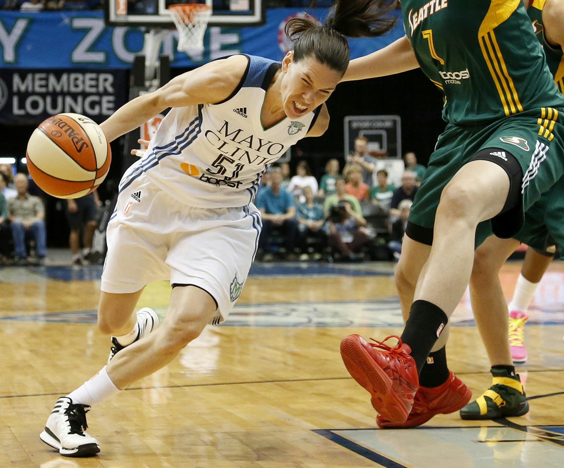 Anna Cruz (51) drove to the basket in the first quarter.