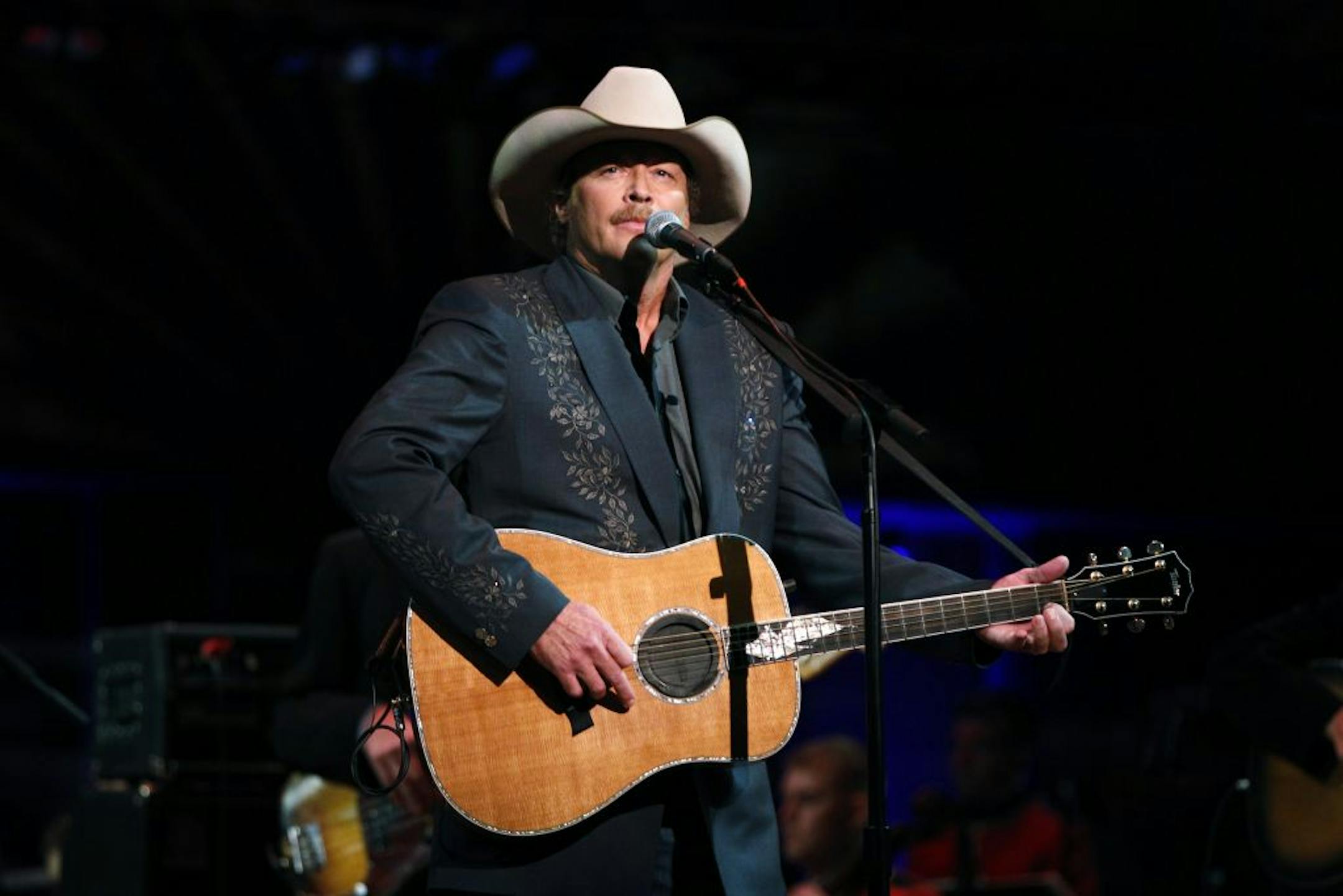 Alan Jackson plays Mystic lake on Saturday.