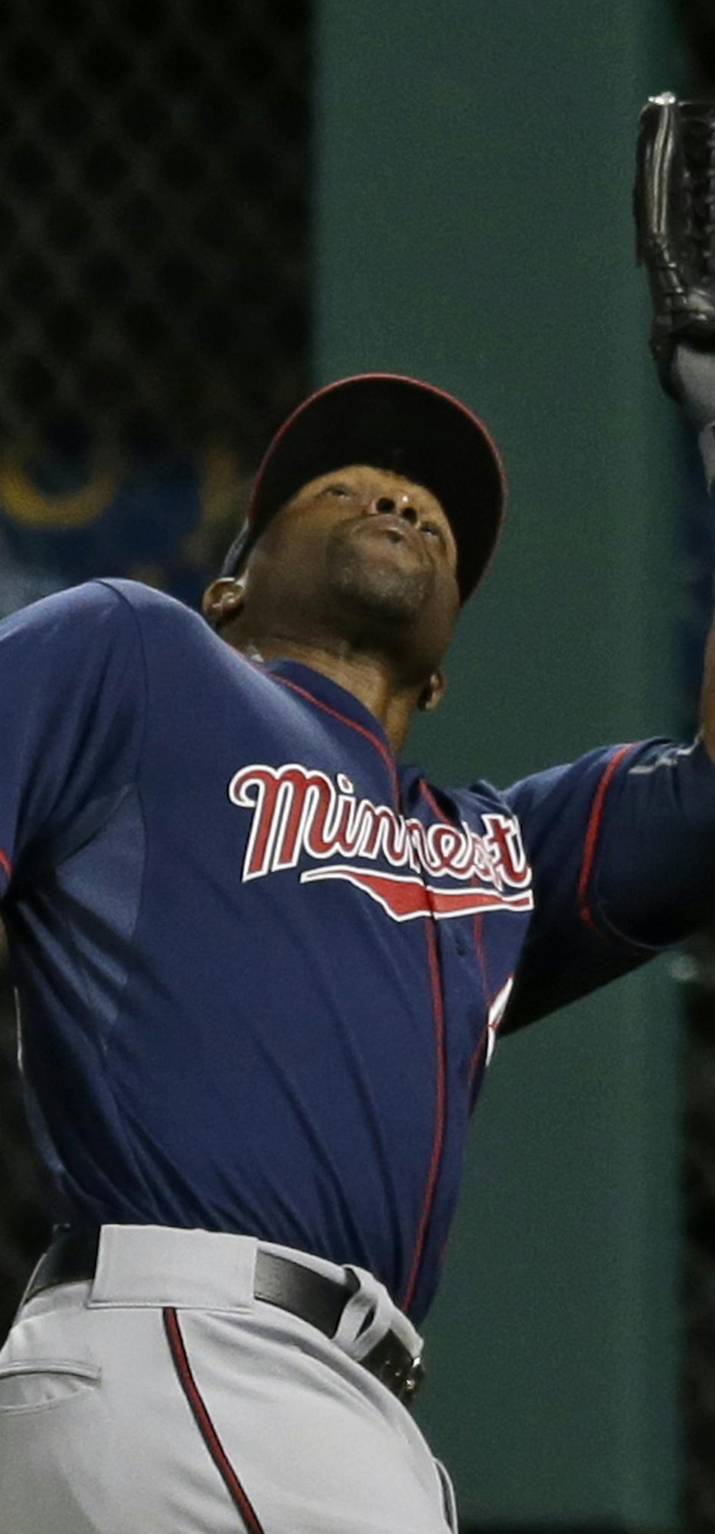 Minnesota Twins' Torii Hunter catches a ball hit by Cleveland Indians&#xed; Roberto Perez in the second inning of a baseball game, Thursday, Oct. 1, 2015, in Cleveland. Perez was out on the play. (AP Photo/Tony Dejak) ORG XMIT: MIN2016112316565332