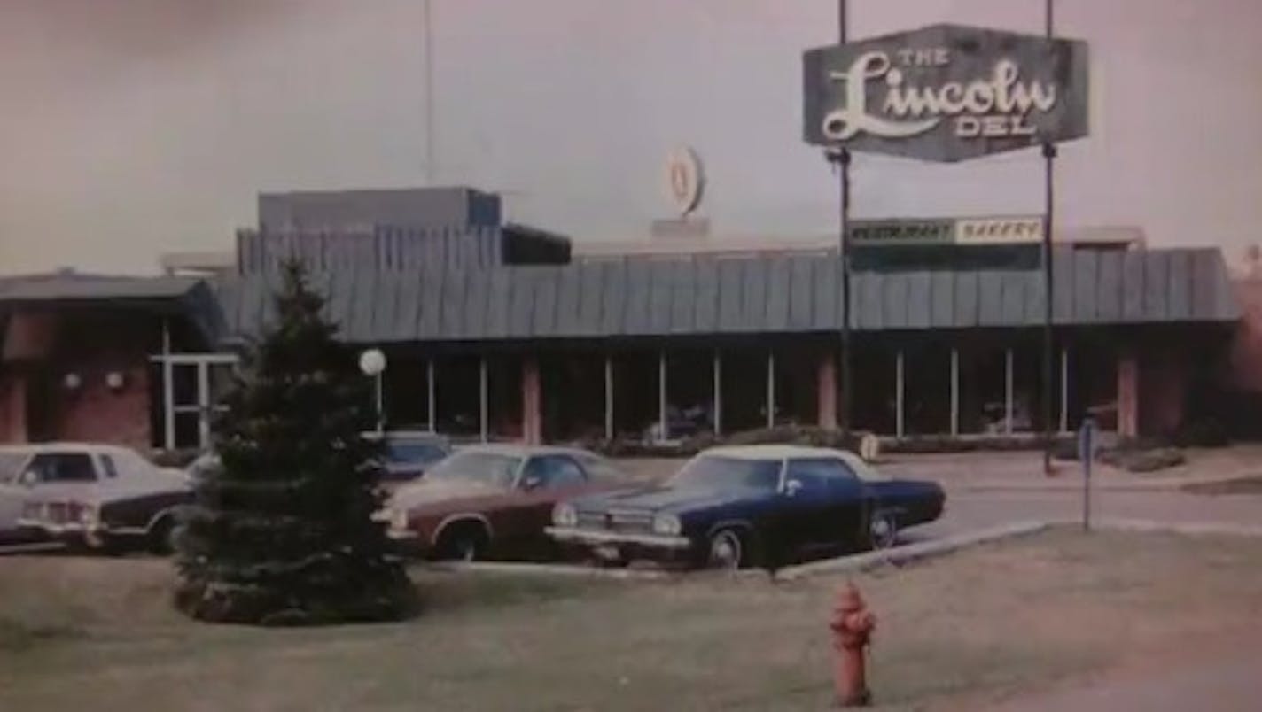 The first Lincoln Del restaurant was opened in 1957 by Moishe and Tess Berenberg; all three locations were closed by 2000.