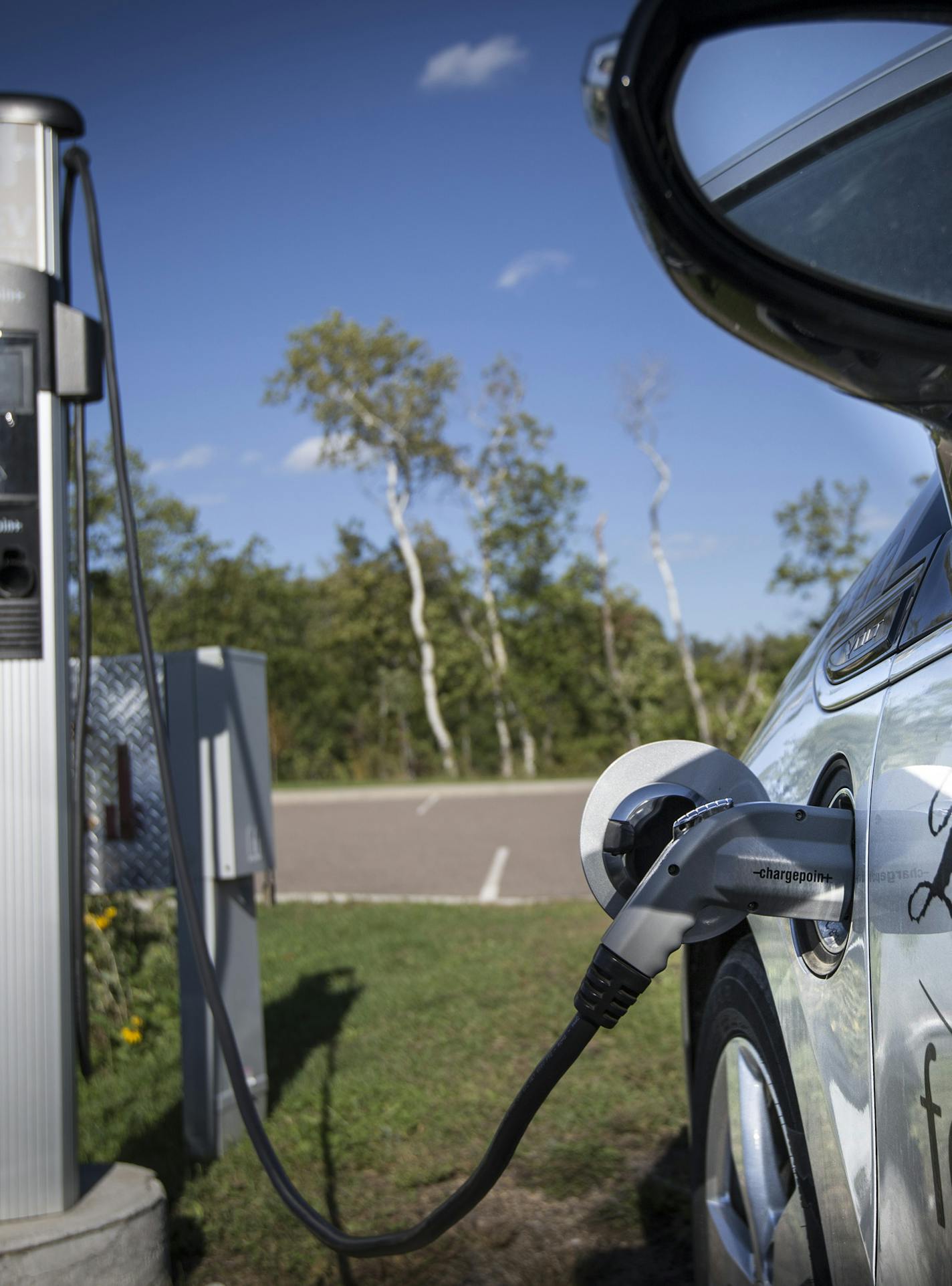 The electric car charging stations at Lebanon Hills Regional Park on Monday, September 21, 2015 in Eagan, Minn. ] RENEE JONES SCHNEIDER &#xef; reneejones@startribune.com