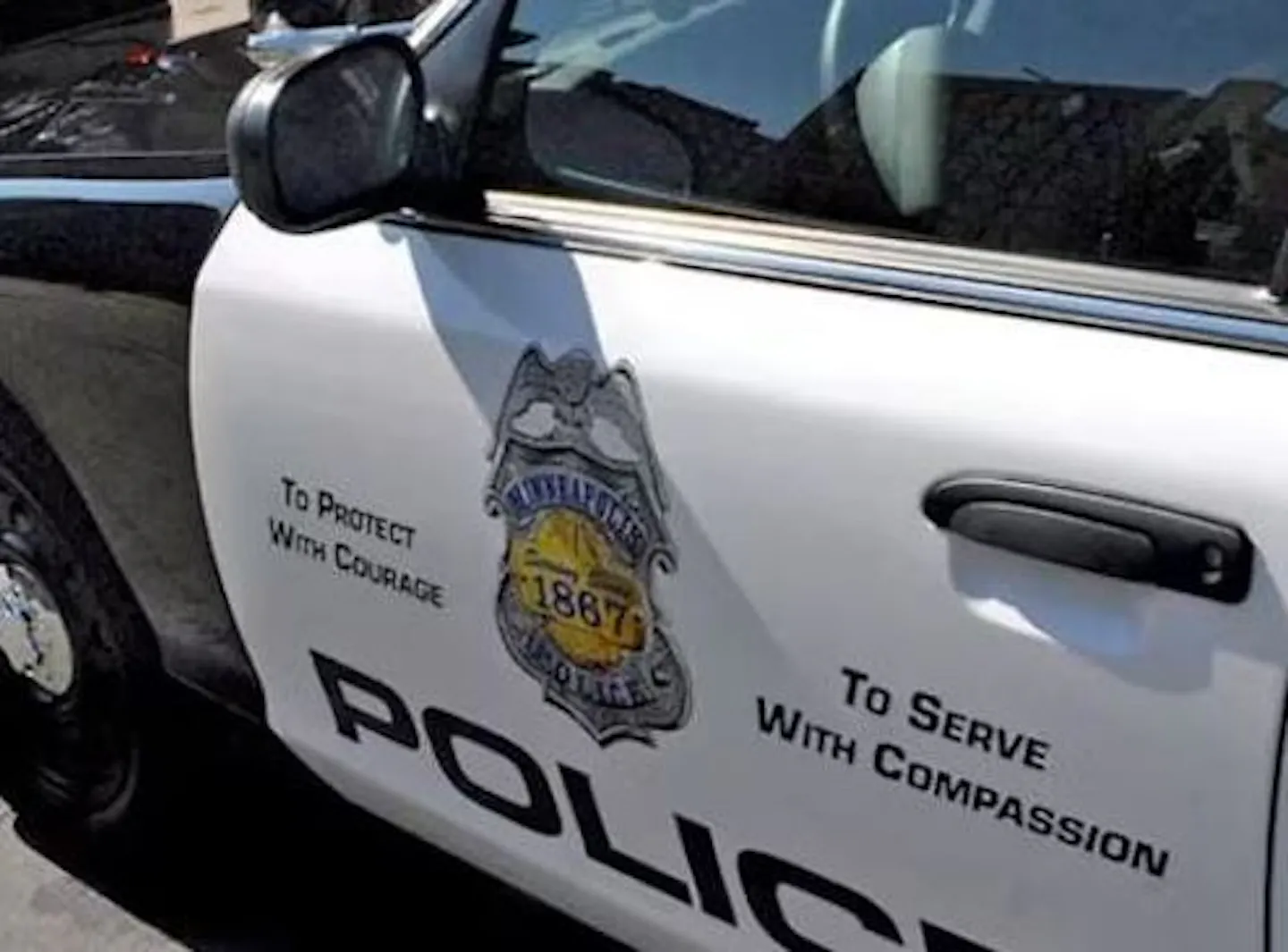 Marauders in SUV zip around Minneapolis, bash dozens of vehicle windows, steal items - Vimarsana News