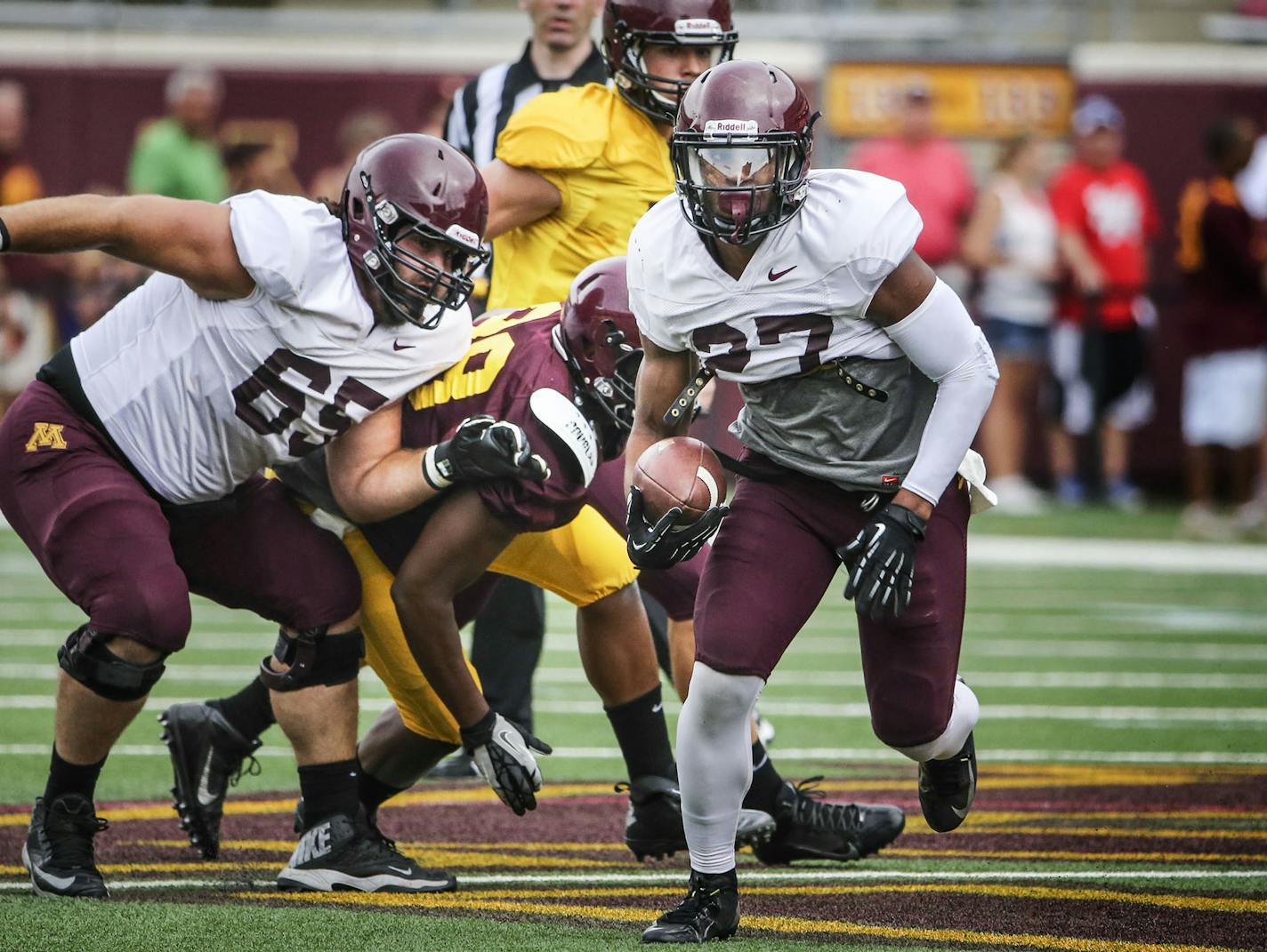 University of Minnesota runningback David Cobb (27) finds an opening after taking a handoff from quarterback Mitch Leidner during a scrimmage Saturday, Aug. 9, 2014, at TCF Bank Stadium in Minneapolis.] (DAVID JOLES/STARTRIBUNE) djoles@startribune University of Minnesota Gophers football team scrimmage Saturday, Aug. 9, 2014, at TCF Bank Stadium in Minneapolis.