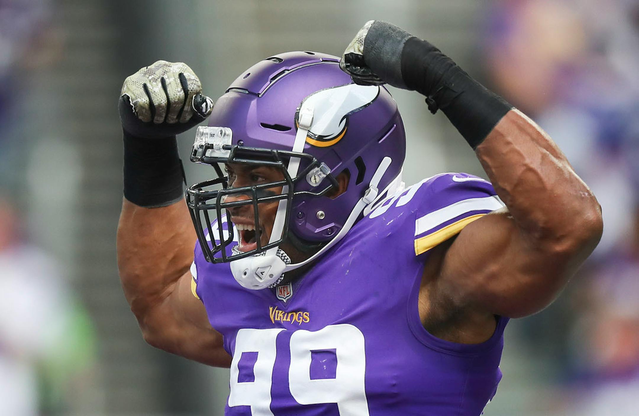 Vikings Danielle Hunter celebrates a sack in the 2nd quarter.