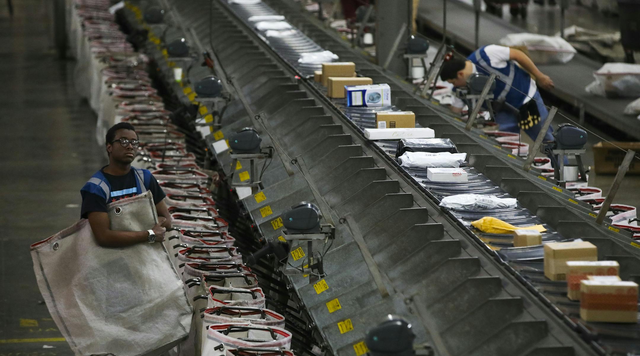 Workers oversee packages as they head down the conveyor belts at the UPS facility on Tuesday, Nov. 28, 2017 in Hodgkins, Ill. (Stacey Wescott/Chicago Tribune/TNS) ORG XMIT: 1217197