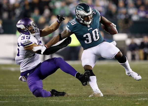 Corey Clement broke away from Anthony Barr in the second quarter of the NFC championship game last season.