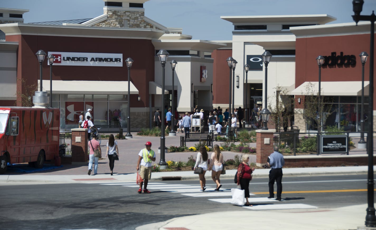 A corner entrance to the Twin Cities Premium Outlets. ] The first Twin Cities outlet mall to be placed in a first ring suburb instead of an exurb opens today (Thurs) in Eagan. 123301 Outlets 20035776C (DAVID BREWSTER/STAR TRIBUNE) ORG XMIT: MIN1408141834596195