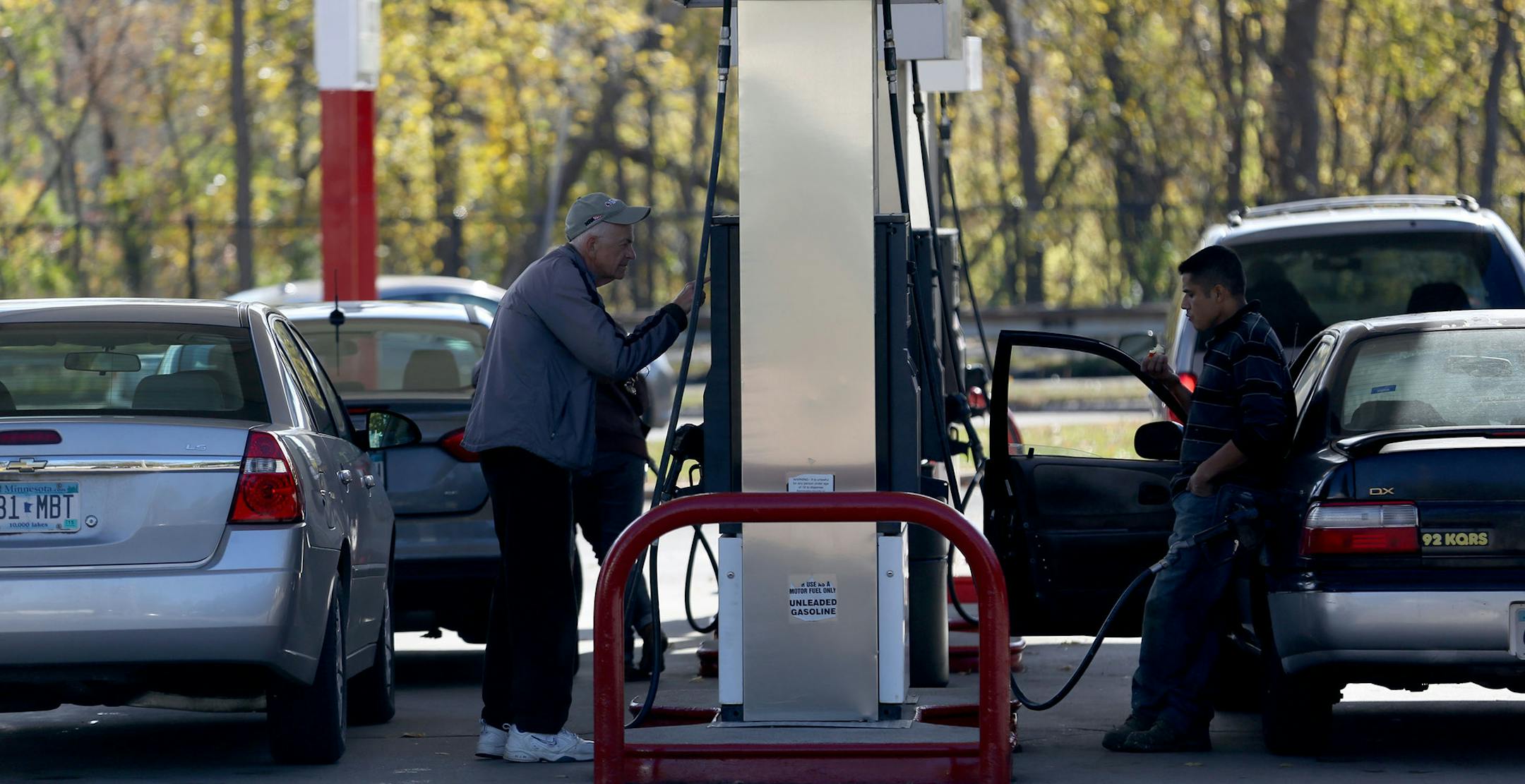 Customers take advantage of low gas prices at Capitol City Station. ] (KYNDELL HARKNESS/STAR TRIBUNE) kyndell.harkness@startribune.com At the Capitol City gas station in St. Paul Min., Tuesday, October 14, 2014. Gas prices are under $3.