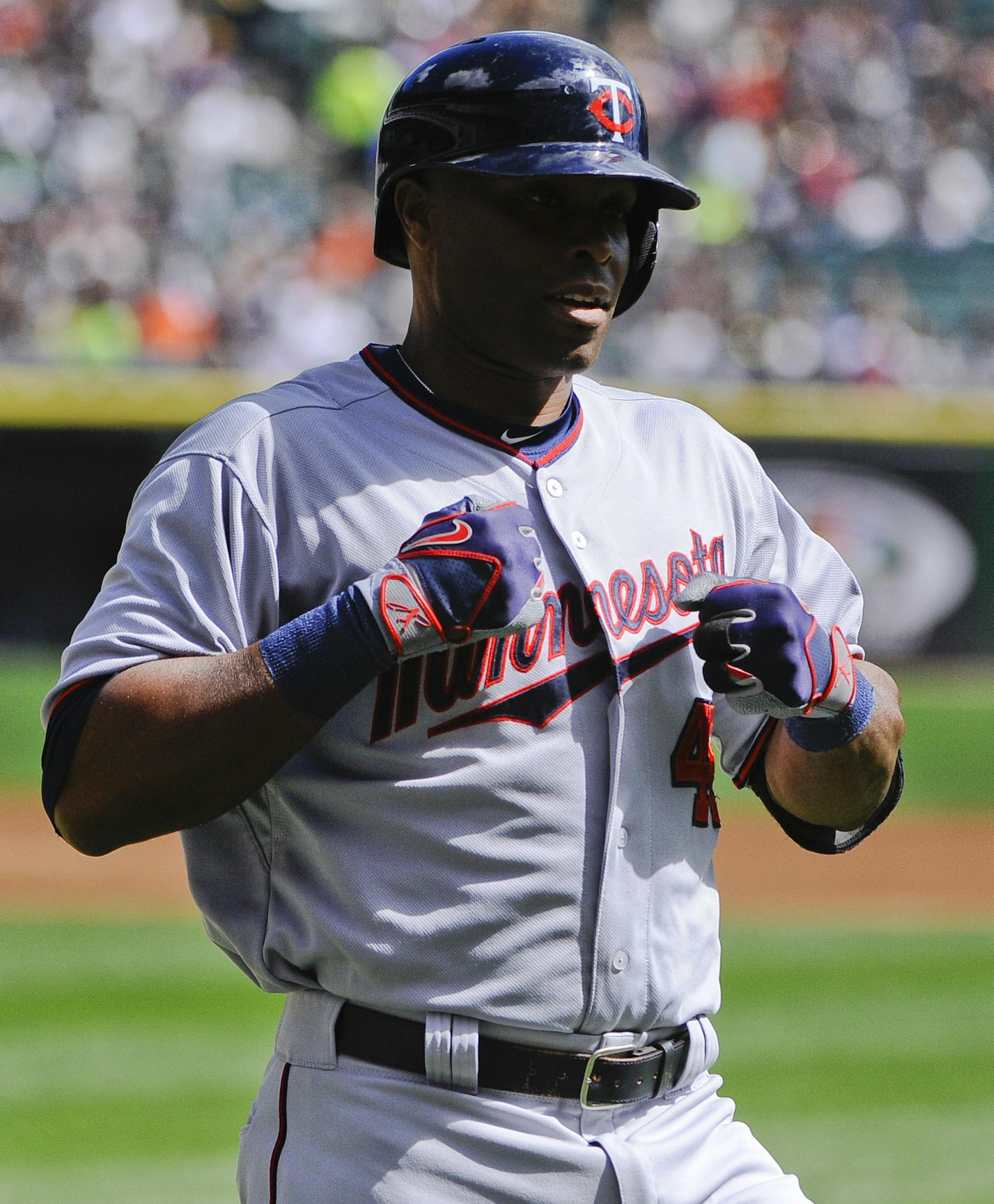 Minnesota Twins' Torii Hunter pumps his fists after he hit a three-run home run in the first inning of a baseball game against the Chicago White Sox, Sunday, Sept. 13, 2015, in Chicago. Miguel Sano and Trevor Plouffe also scored on the hit. (AP Photo/Matt Marton)