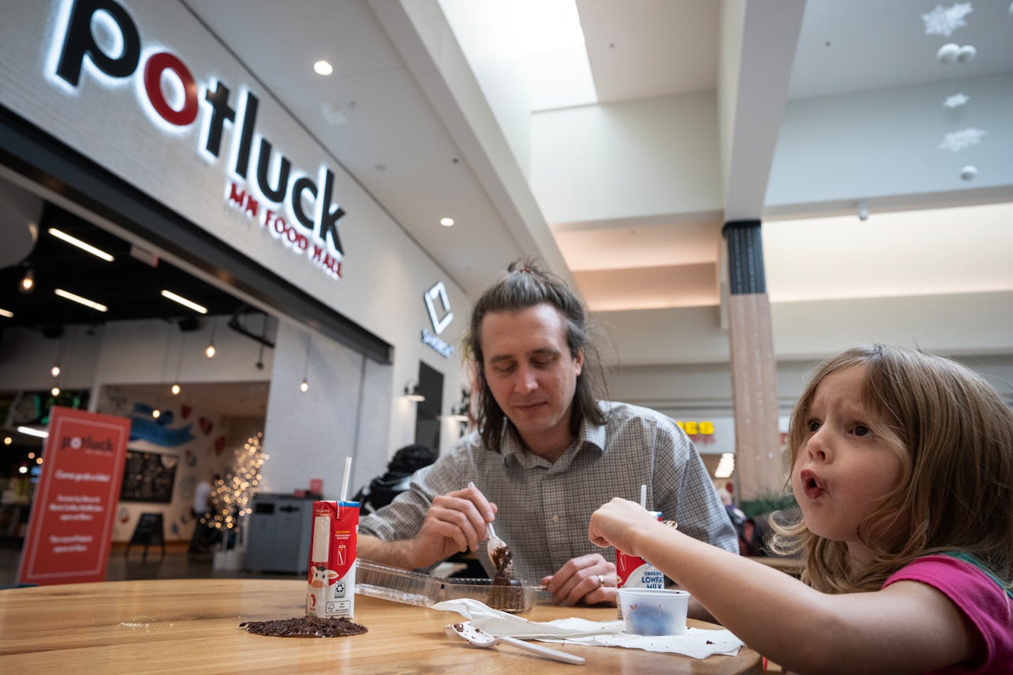 James Dorr,( cq) and his 4-year old daughter Raegan Dorr enjoyed cupcakes at Potluck, MN Food Hall in Rosedale Center Sunday November 12,2023 in, Rosedale, Minn. ] JERRY HOLT • jerry.holt@startribune.com