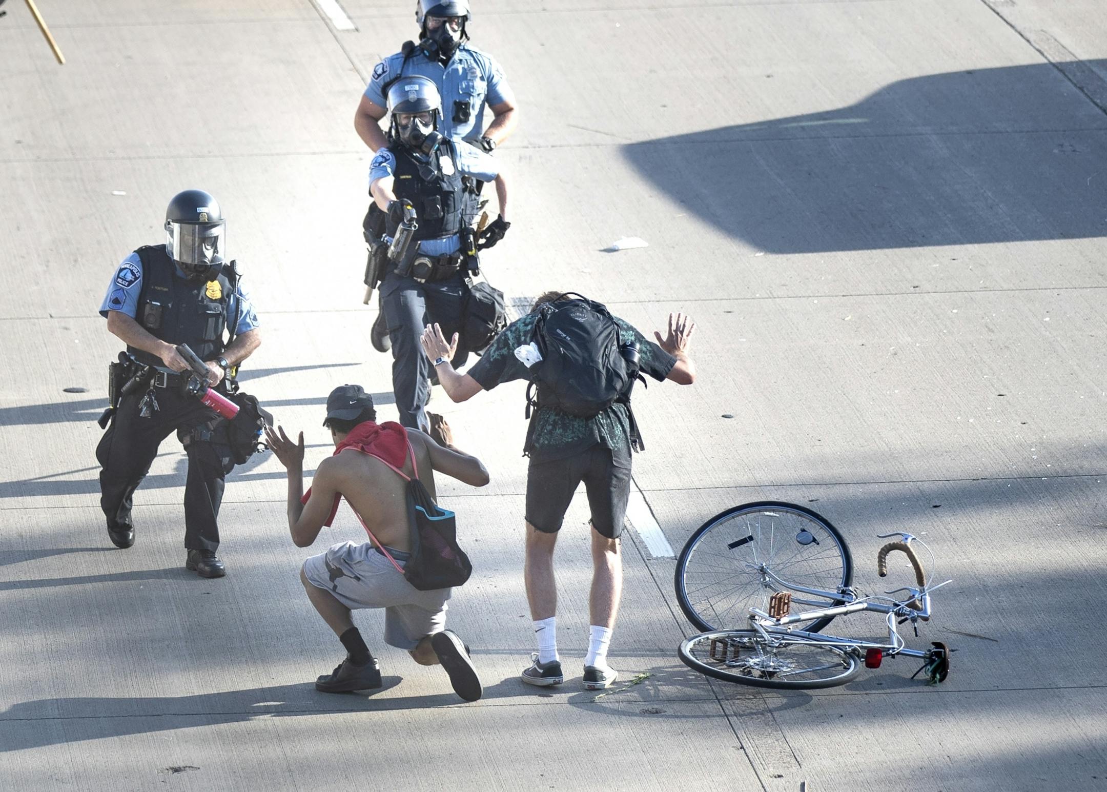 Minneapolis Police officer arrested two men on the 35 W bridge .