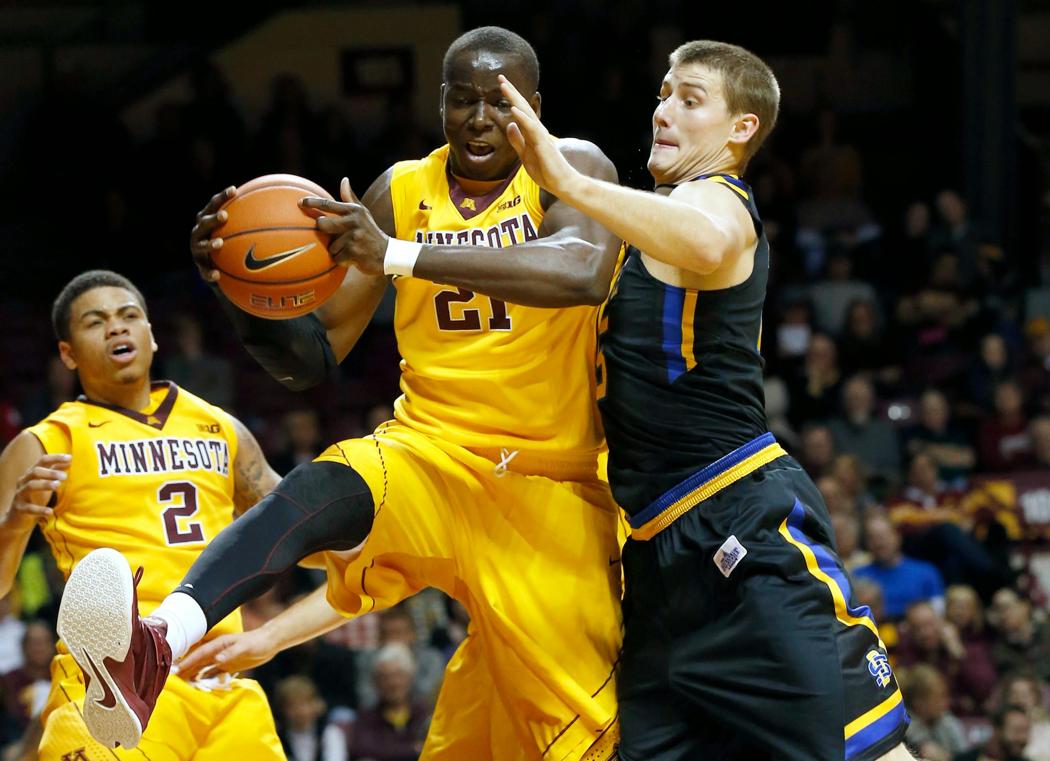 Gophers center Bakary Konate (21)