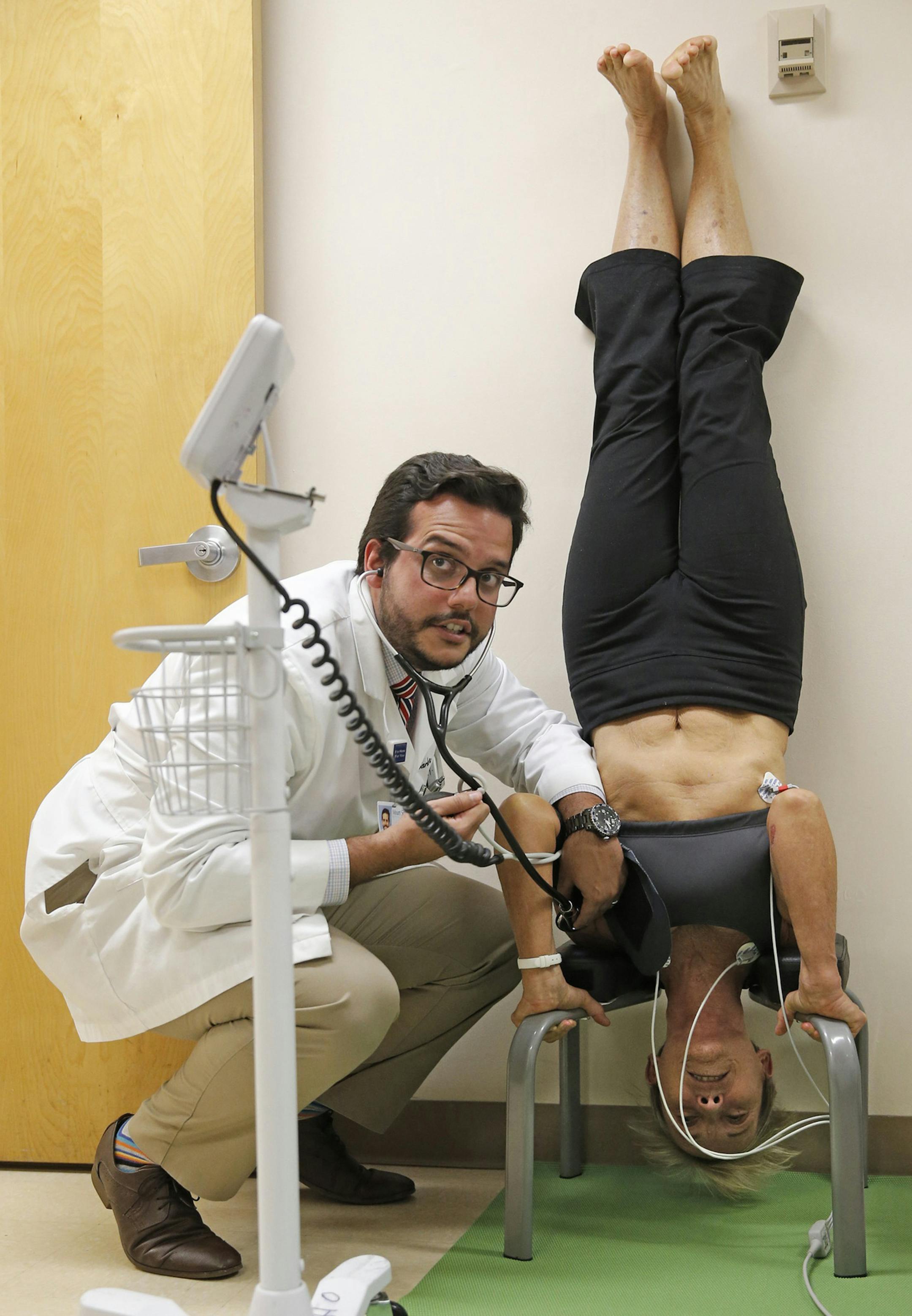 Dr. Carlos Podest at Mount Sinai Medical Center examines Sally Mertens, 74, on Thursday, Sept. 22, 2016 in Miami Beach, Fla. (Al Diaz/Miami Herald/TNS) ORG XMIT: 1190769