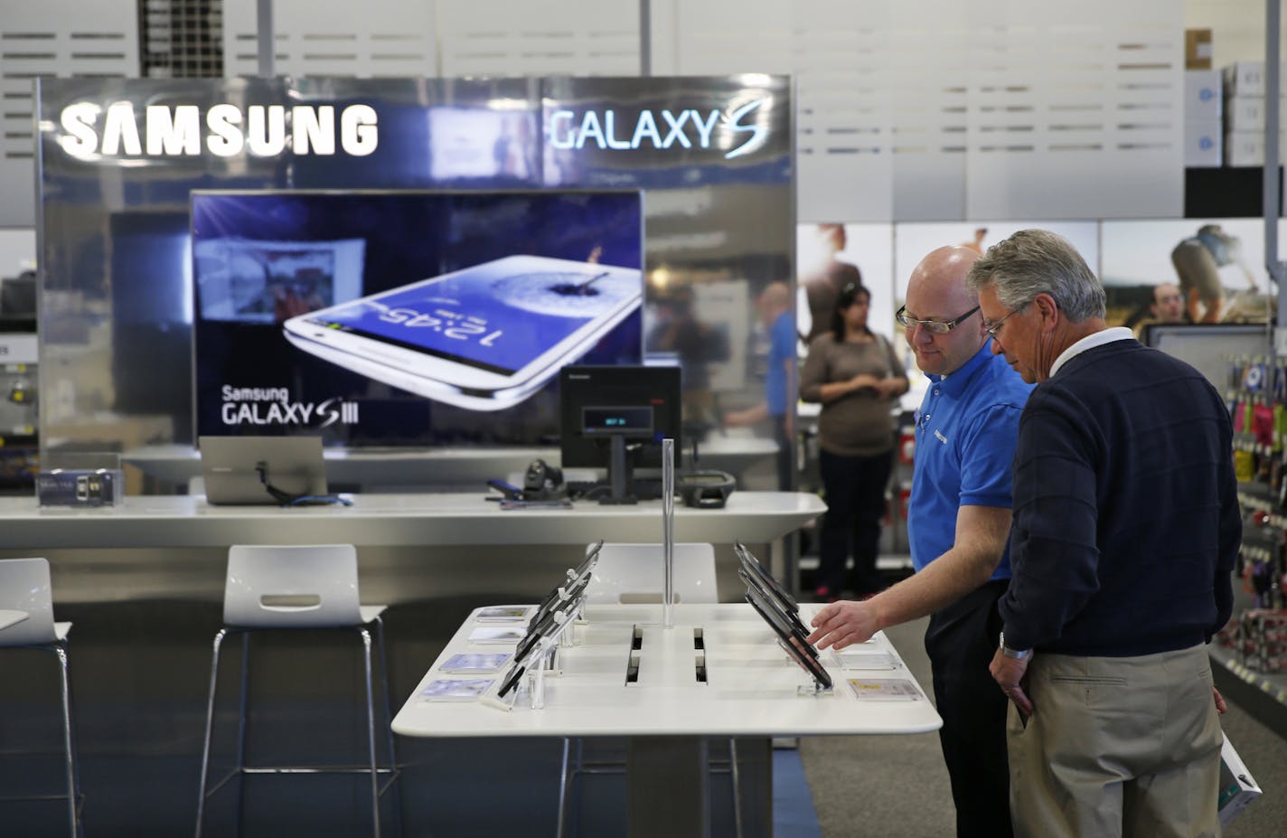 At the Best Buy store in Maple Grove, Samsung experience consultant Victor Fricano.]rtsong-taatarii@startribune.com At the Best Buy store in Maple Grove, Samsung experience consultant Victor Fricano will be competing the Apple hub right right door.]rtsong-taatarii@startribune.com ORG XMIT: MIN1304041718425495