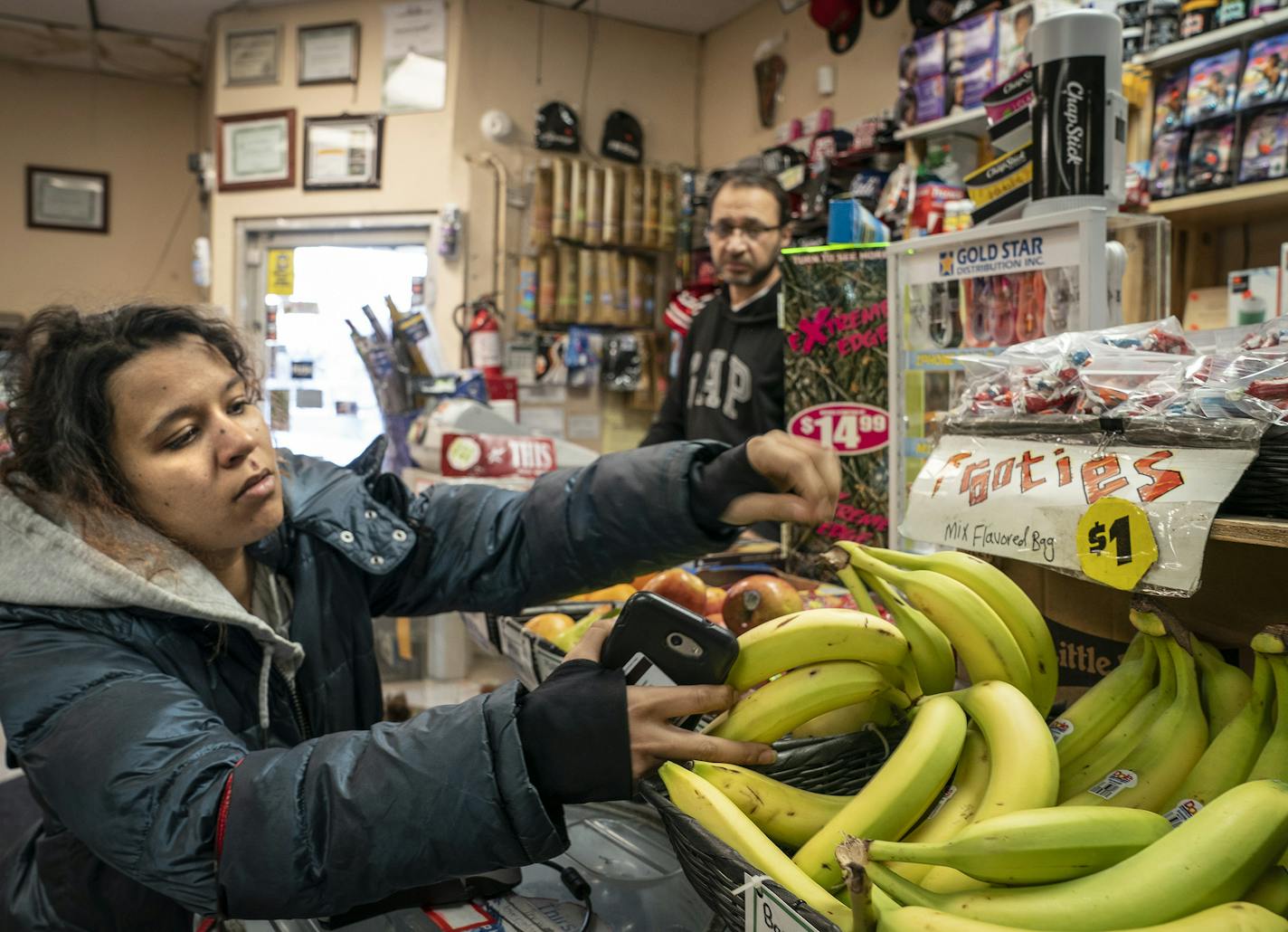 Sadeja Riley, who lives just down the street, buys two bananas while at Fremont Market. ] LEILA NAVIDI &#x2022; leila.navidi@startribune.com BACKGROUND INFORMATION: Fremont Market in north Minneapolis on Monday, November 12, 2018. Minneapolis passed an ordinance in 2014 that required licensed grocery stores to stock healthier foods in their stores. But the city is now proposing to amend its ordinance. In 2017, only 10 percent of the stores complied with the ordinance. And some store owners say n